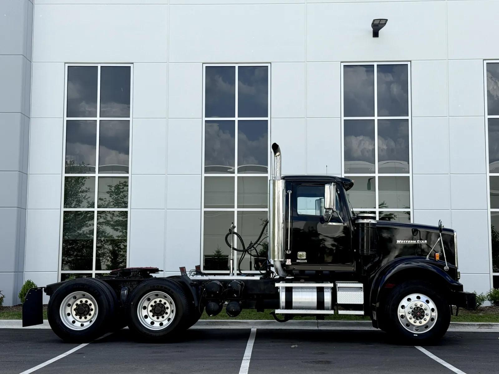 2017 Western Star 4900 in New Lenox, IL — photo 3