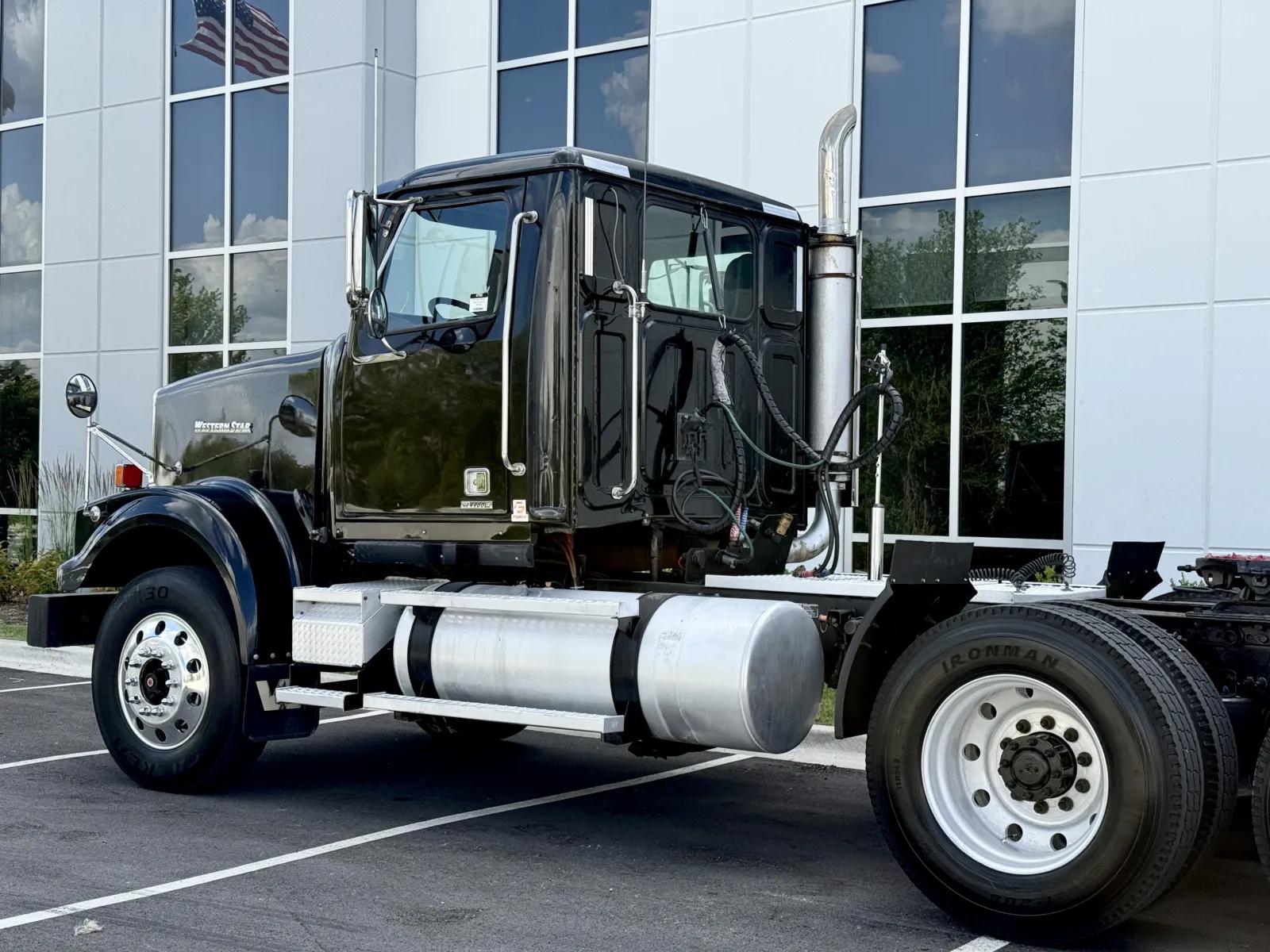 2017 Western Star 4900 in New Lenox, IL — photo 8