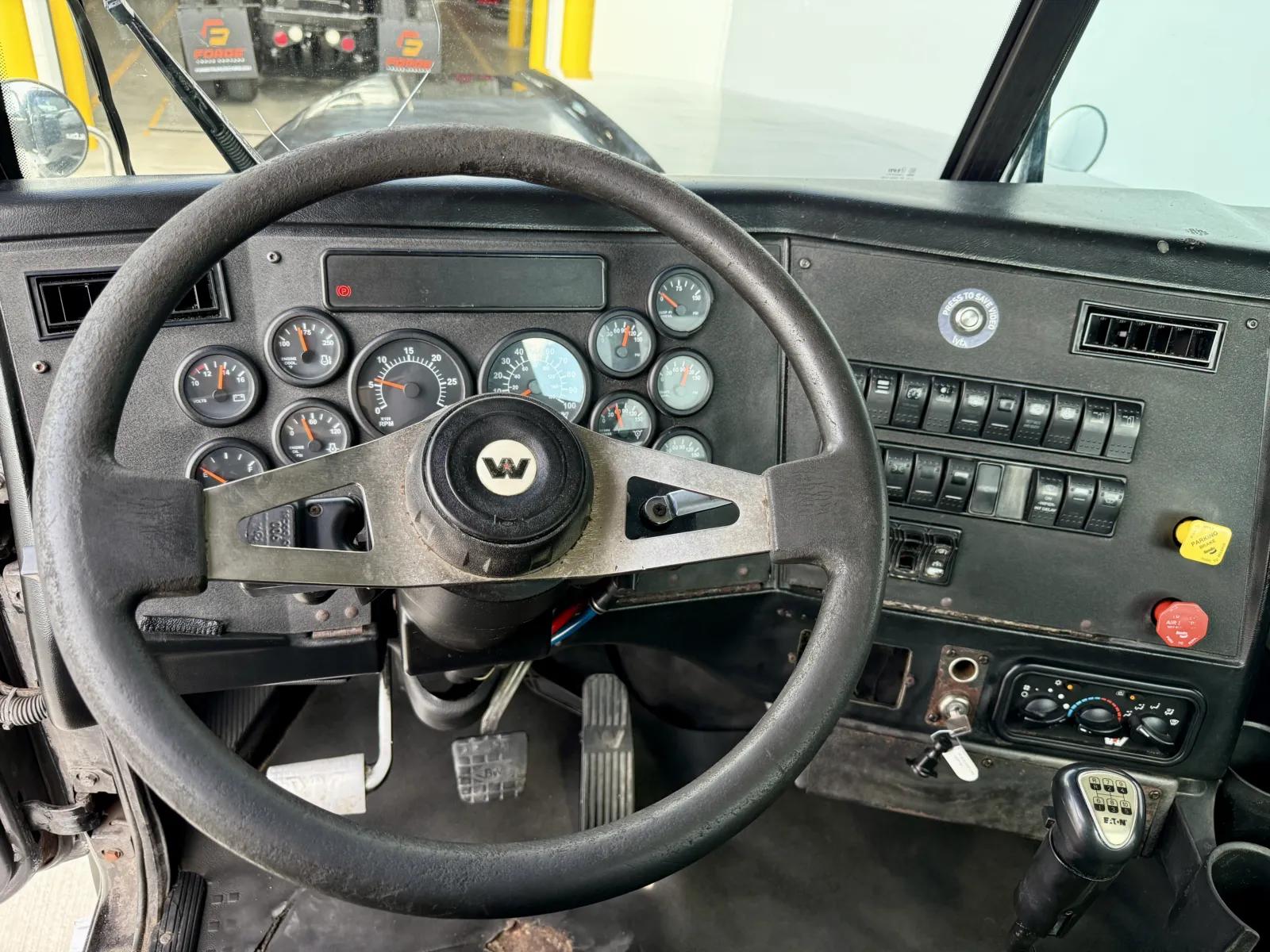 2017 Western Star 4900 in New Lenox, IL — photo 16