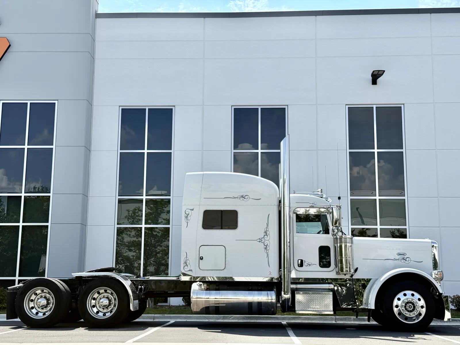 2019 Peterbilt 389 in New Lenox, IL — photo 3