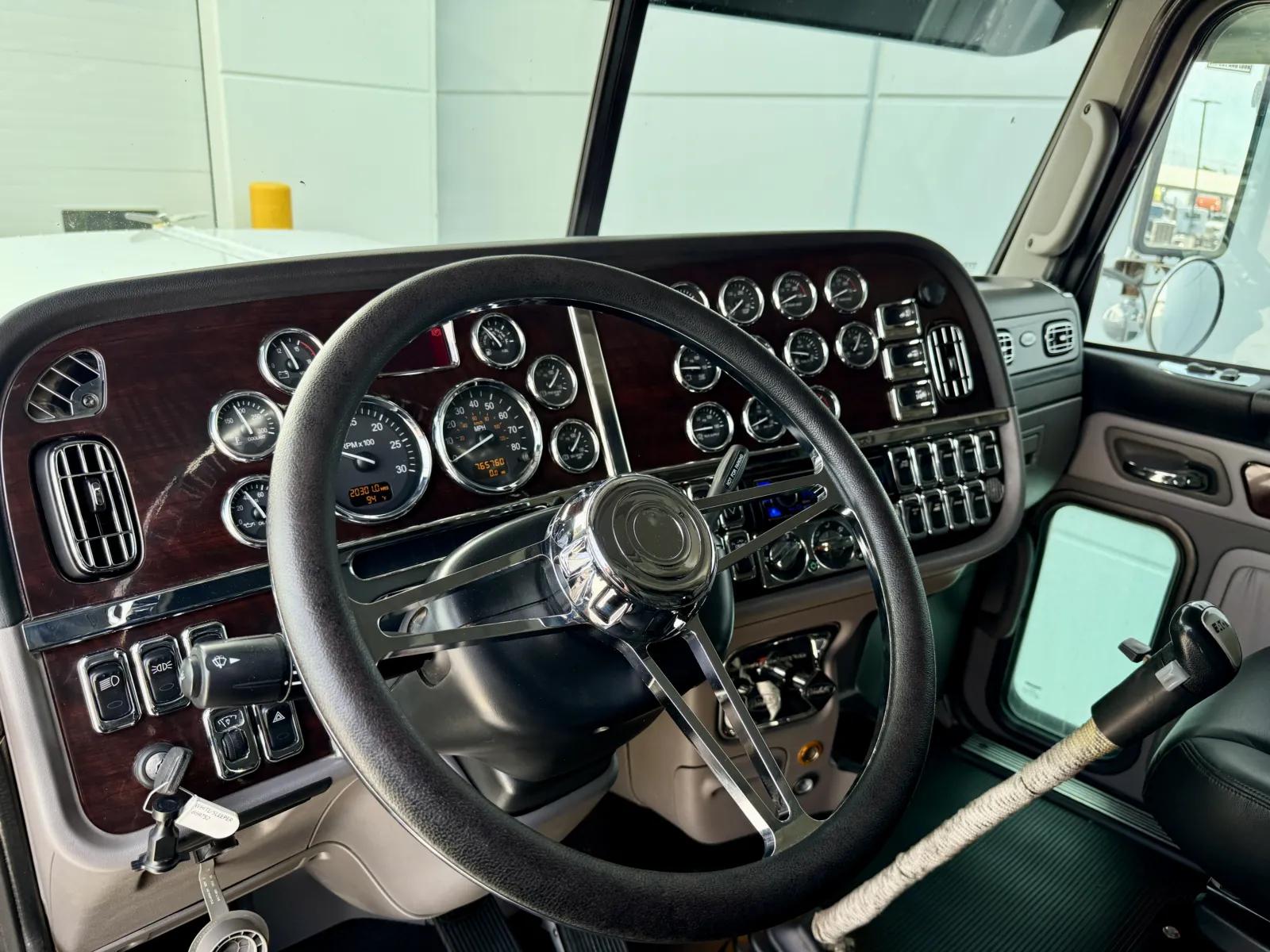 2019 Peterbilt 389 in New Lenox, IL — photo 15