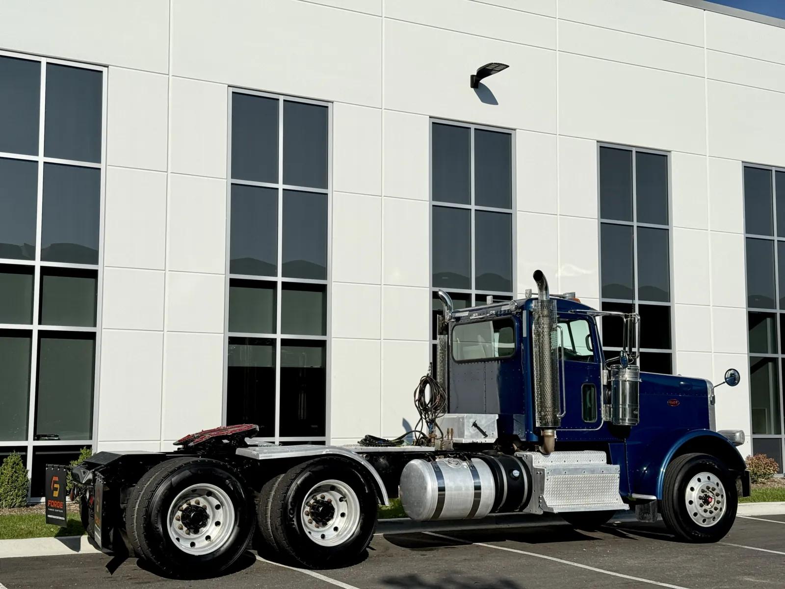 2013 Peterbilt 388 in New Lenox, IL — photo 5