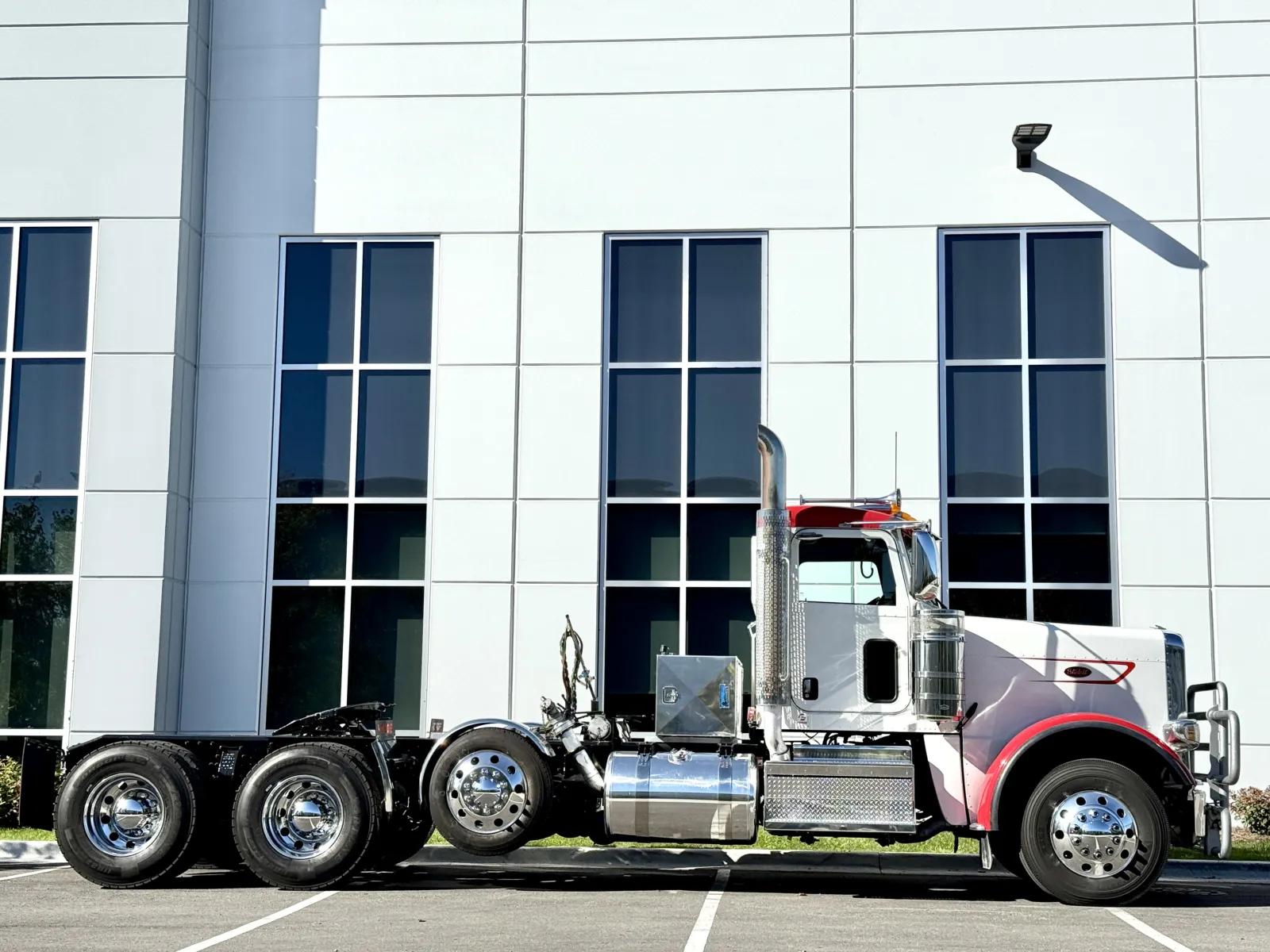 2023 Peterbilt 389 in New Lenox, IL — photo 3