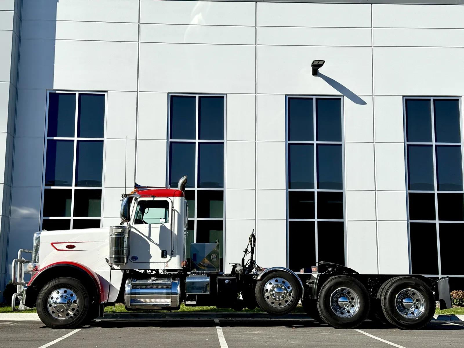 2023 Peterbilt 389 in New Lenox, IL — photo 4