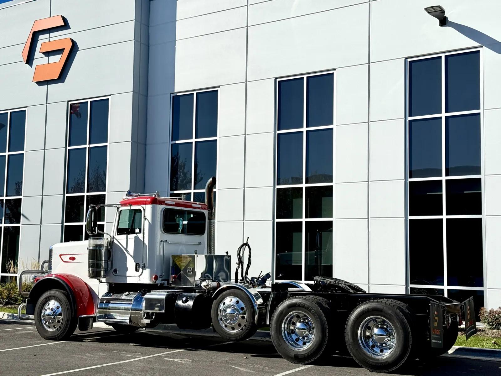 2023 Peterbilt 389 in New Lenox, IL — photo 6
