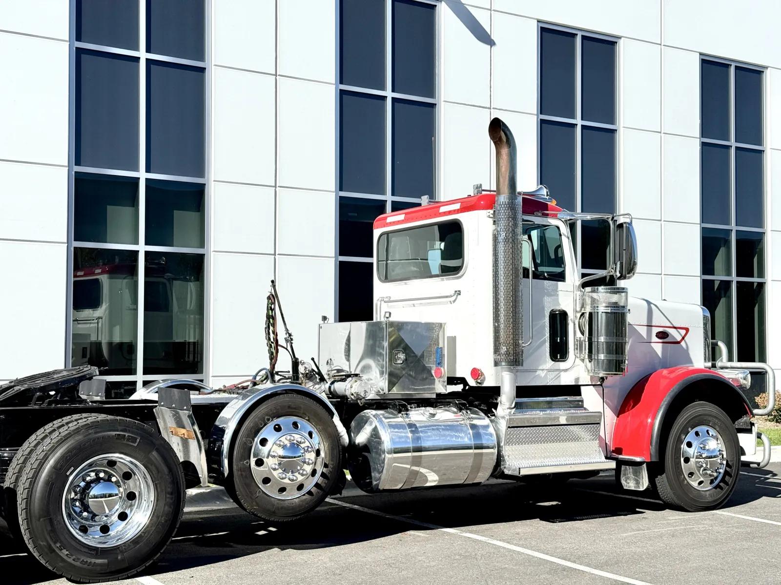 2023 Peterbilt 389 in New Lenox, IL — photo 7