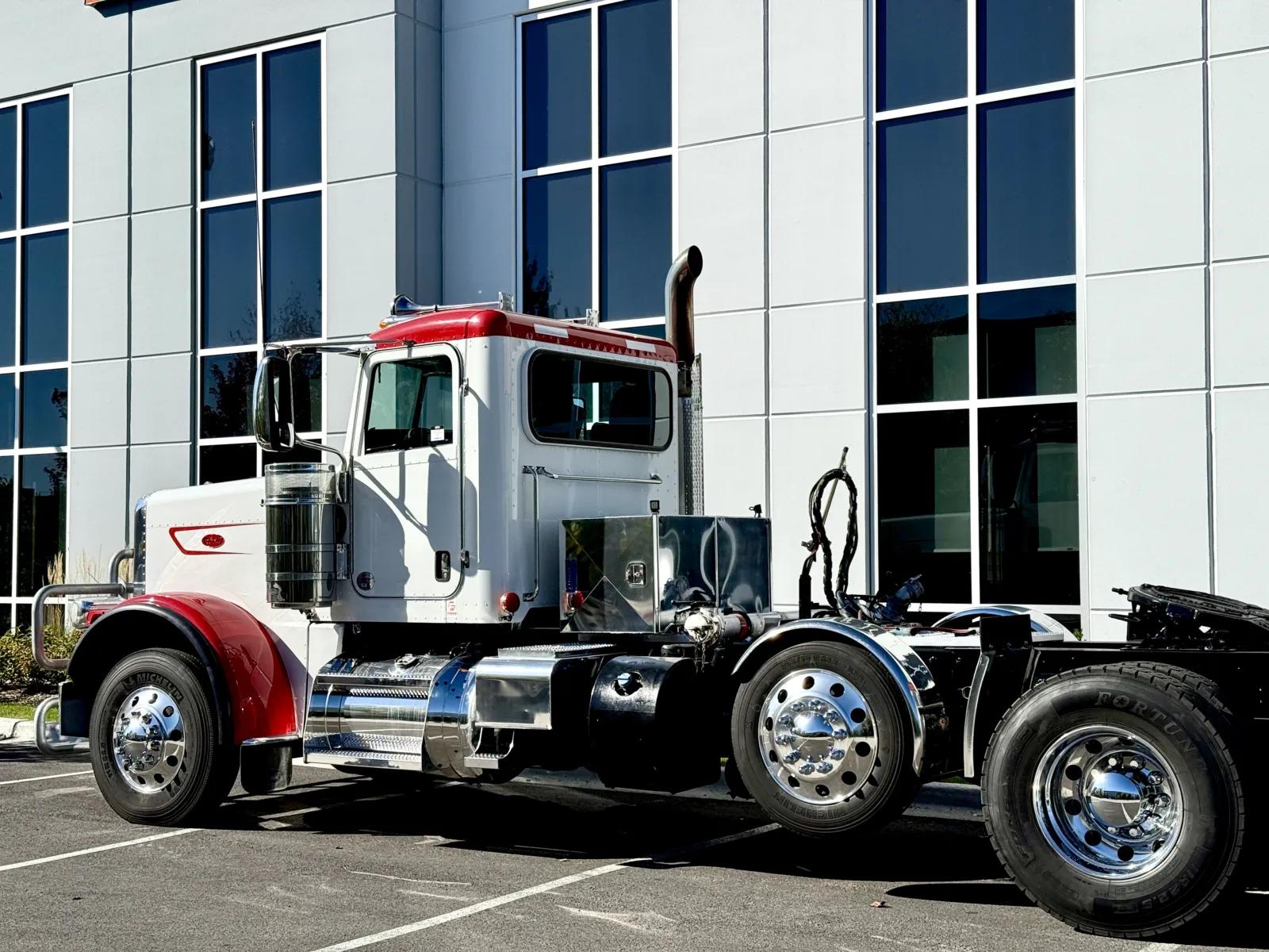 2023 Peterbilt 389 in New Lenox, IL — photo 8