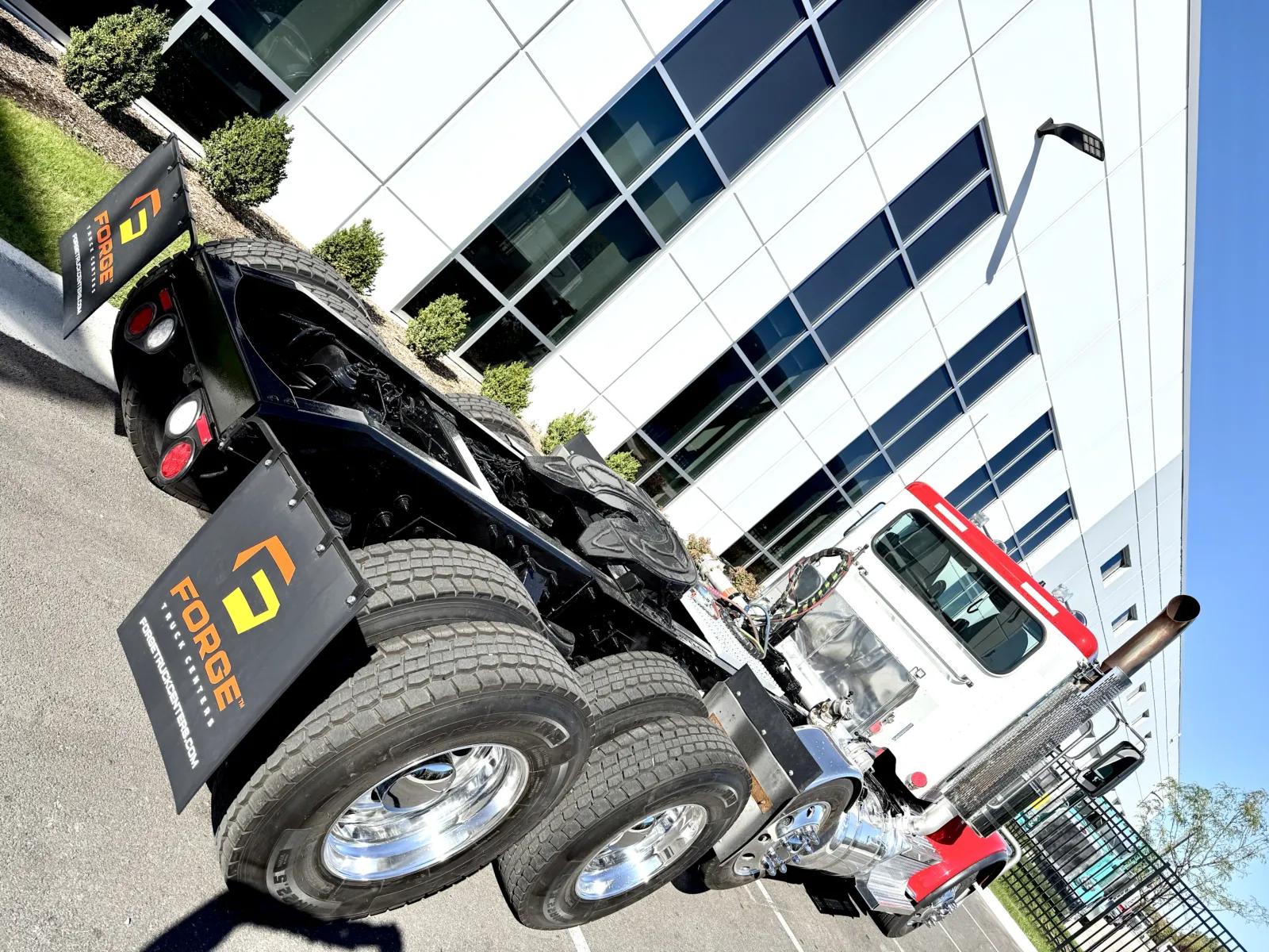 2023 Peterbilt 389 in New Lenox, IL — photo 11