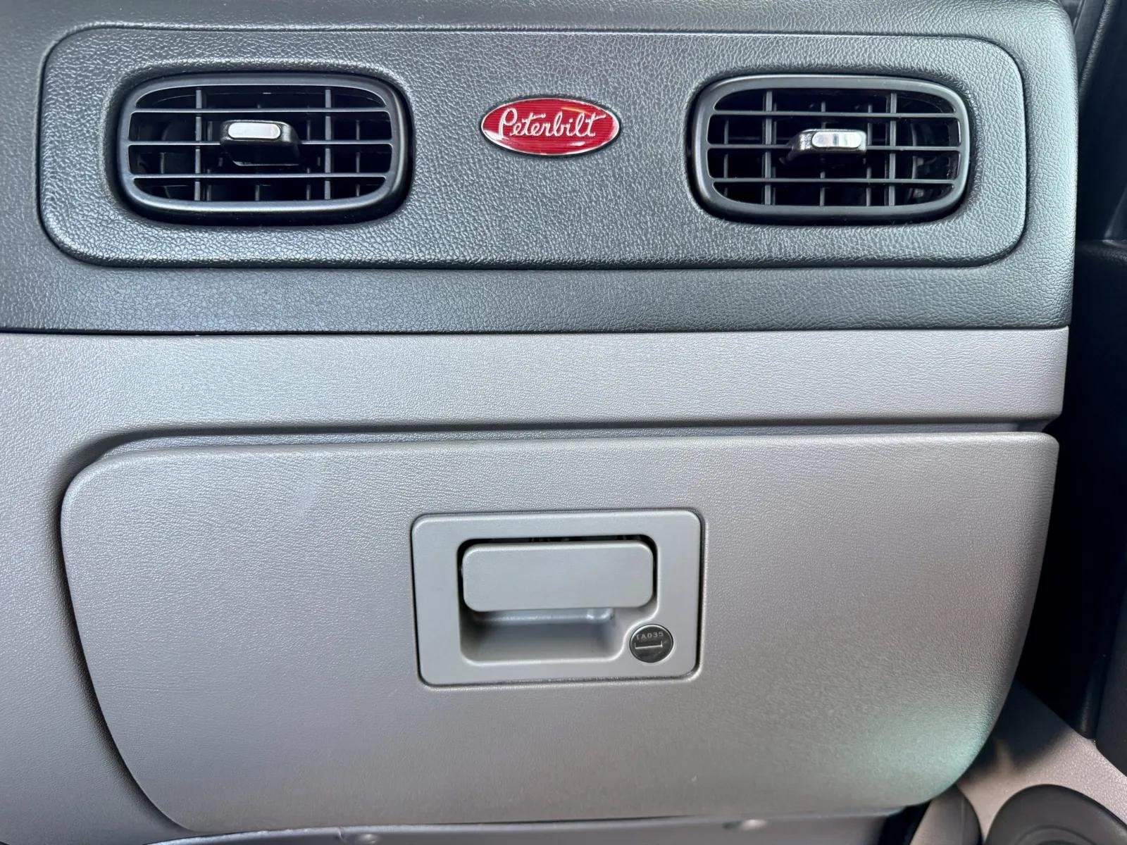 2023 Peterbilt 389 in New Lenox, IL — photo 19