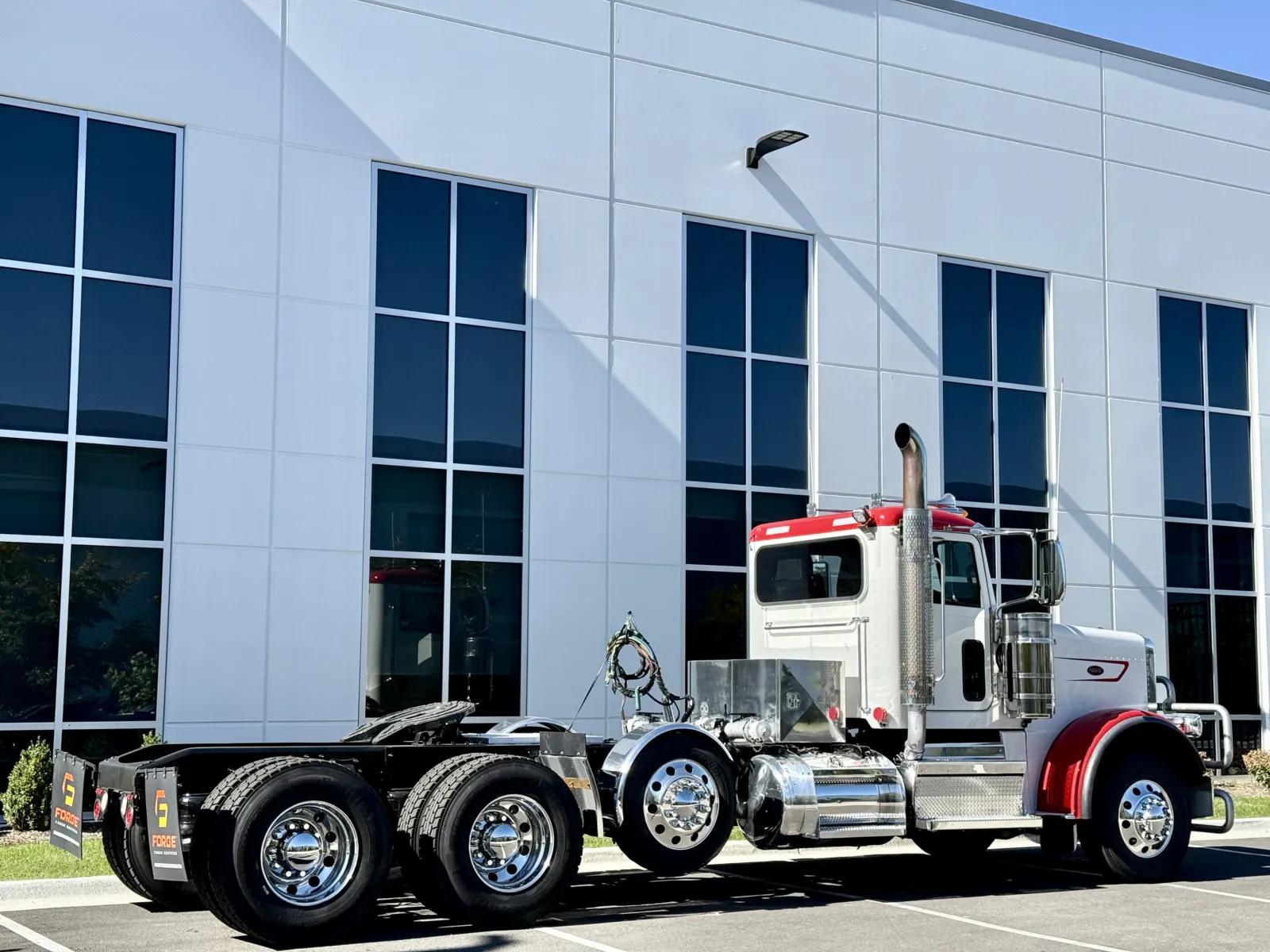 2023 Peterbilt 389 in New Lenox, IL — photo 5