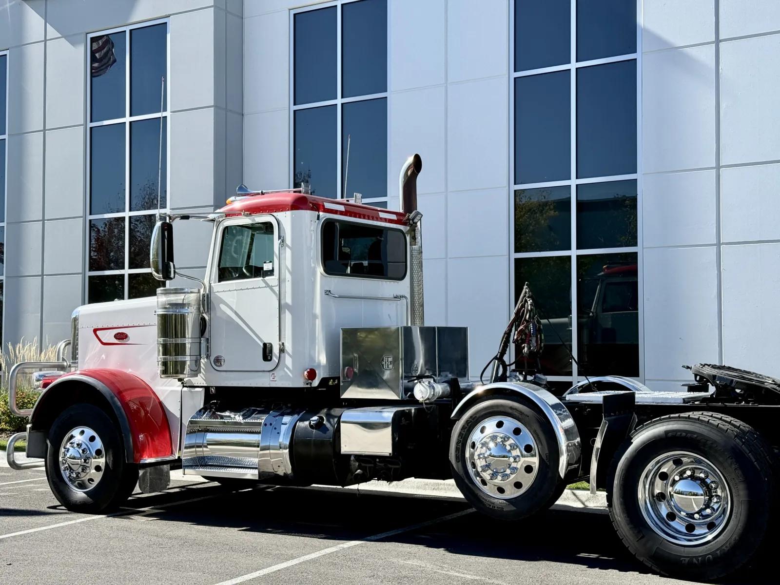 2023 Peterbilt 389 in New Lenox, IL — photo 8
