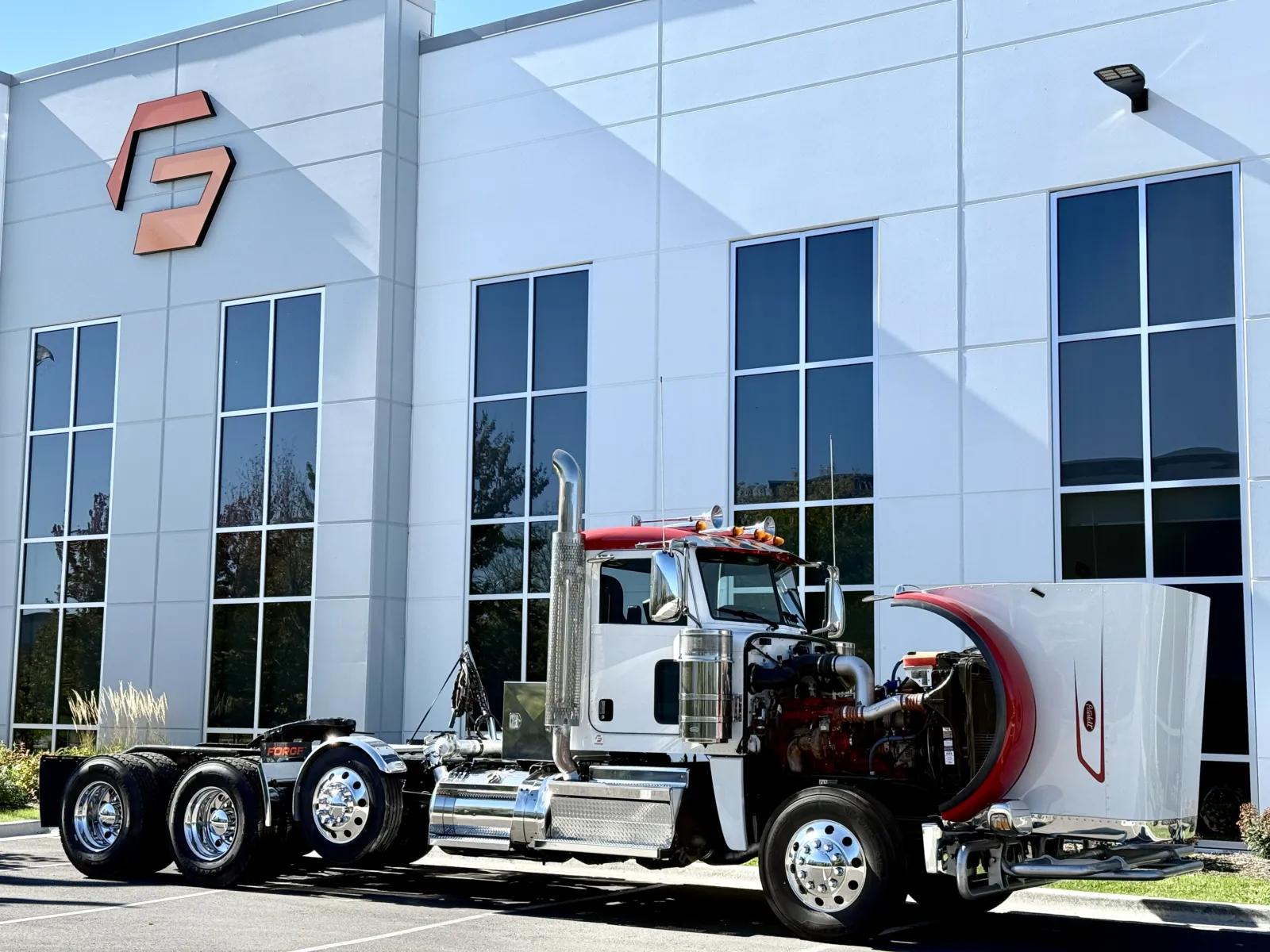 2023 Peterbilt 389 in New Lenox, IL — photo 9