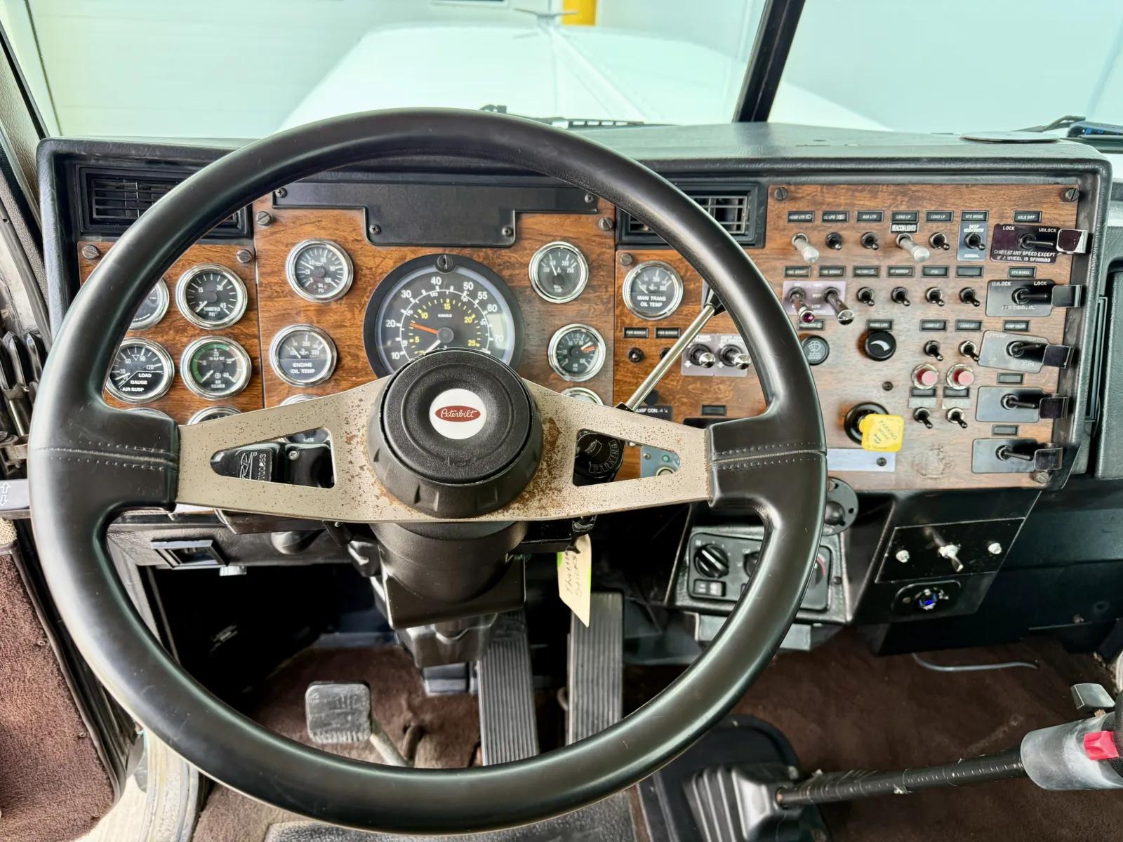 1998 Peterbilt 379 in New Lenox, IL — photo 16