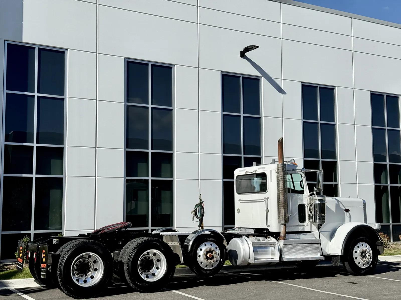 2020 Peterbilt 389 in New Lenox, IL — photo 5
