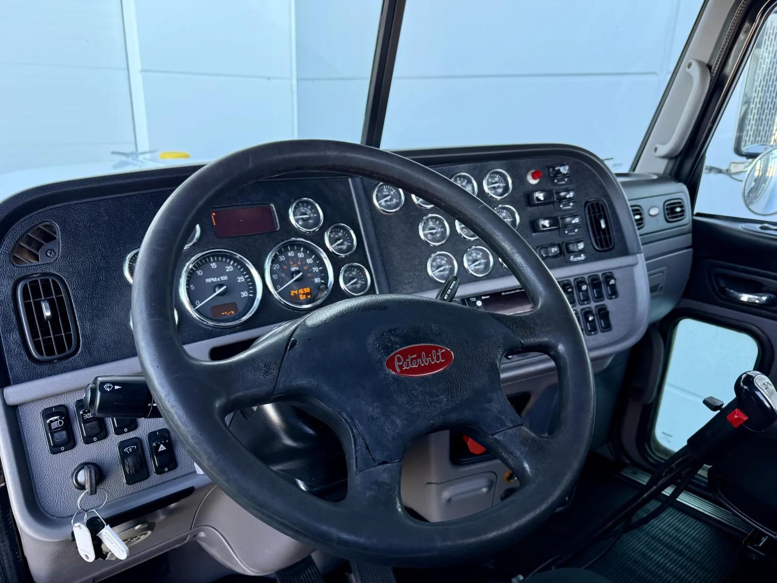 2020 Peterbilt 389 in New Lenox, IL — photo 15