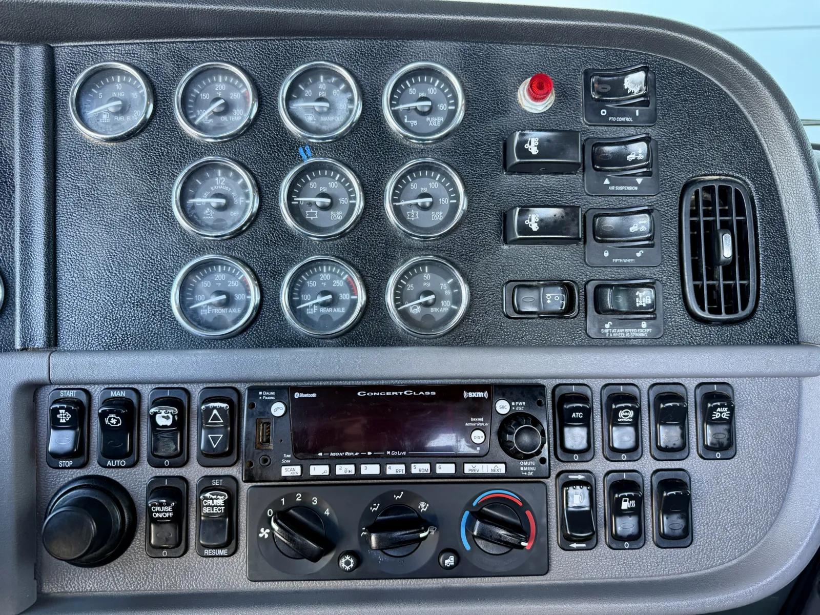 2020 Peterbilt 389 in New Lenox, IL — photo 18