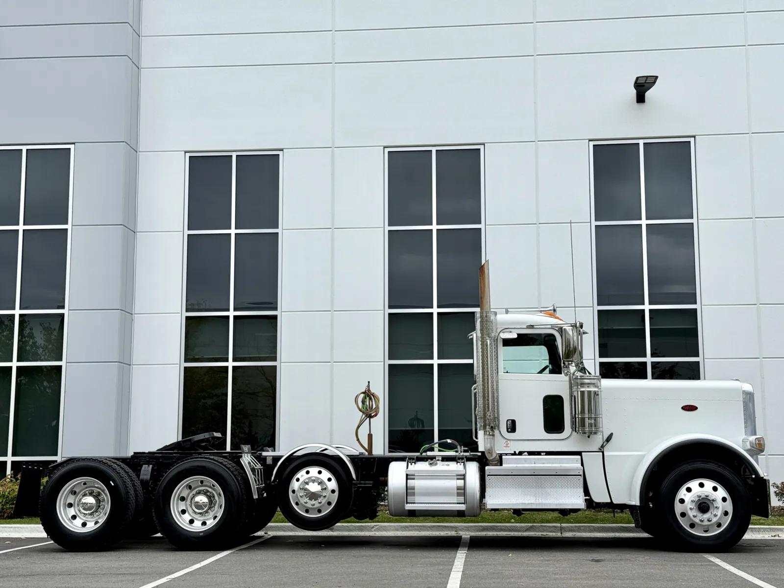 2020 Peterbilt 389 in New Lenox, IL — photo 3