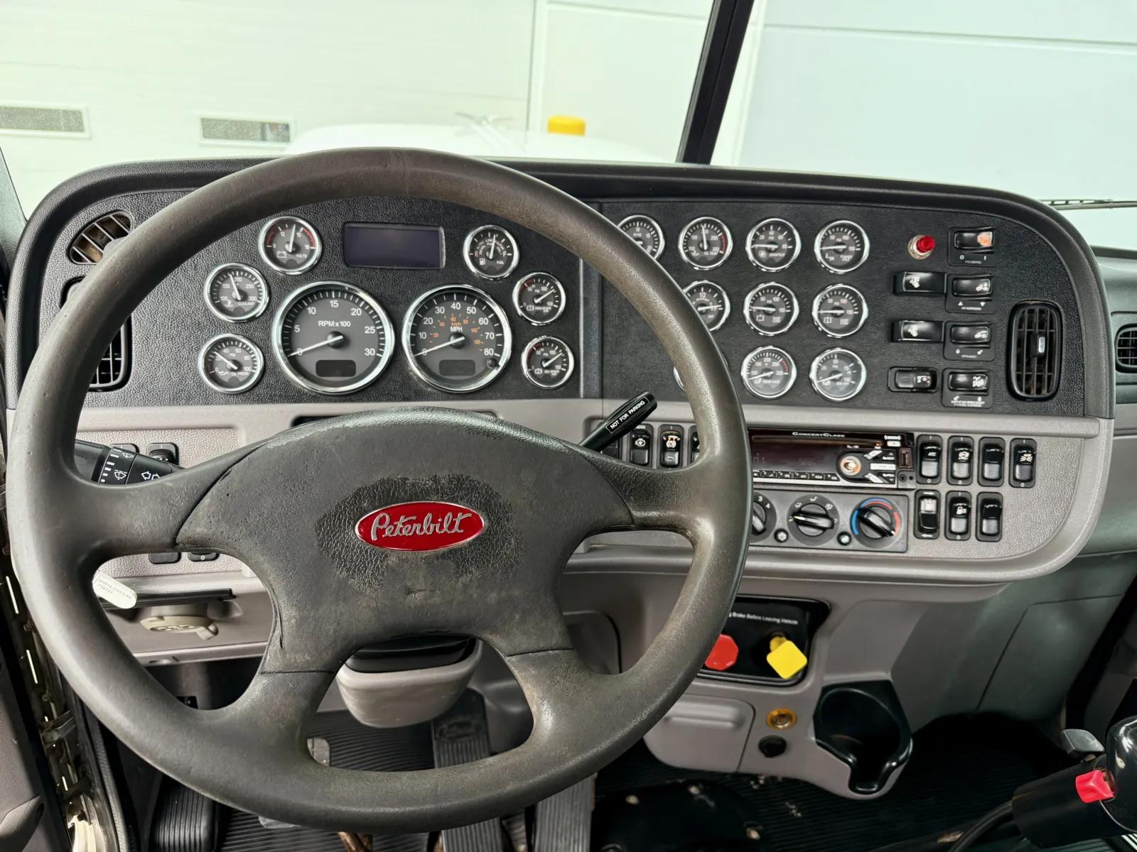 2020 Peterbilt 389 in New Lenox, IL — photo 16