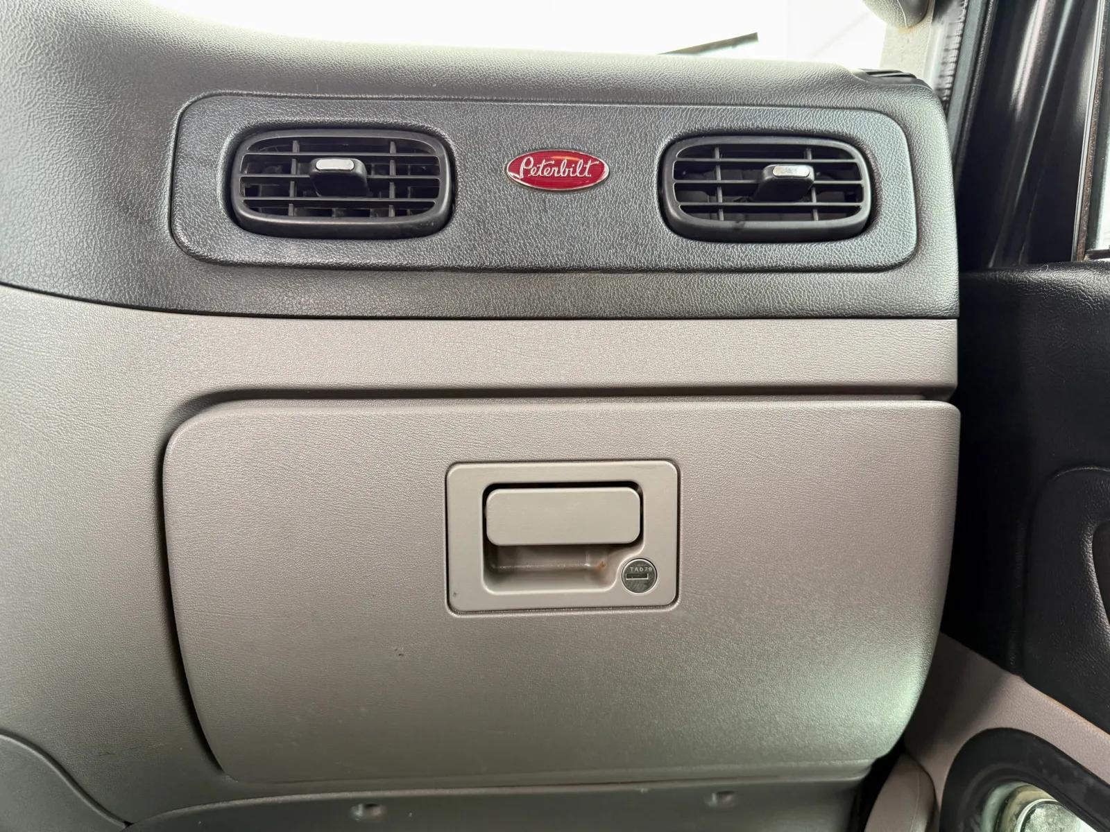 2020 Peterbilt 389 in New Lenox, IL — photo 18