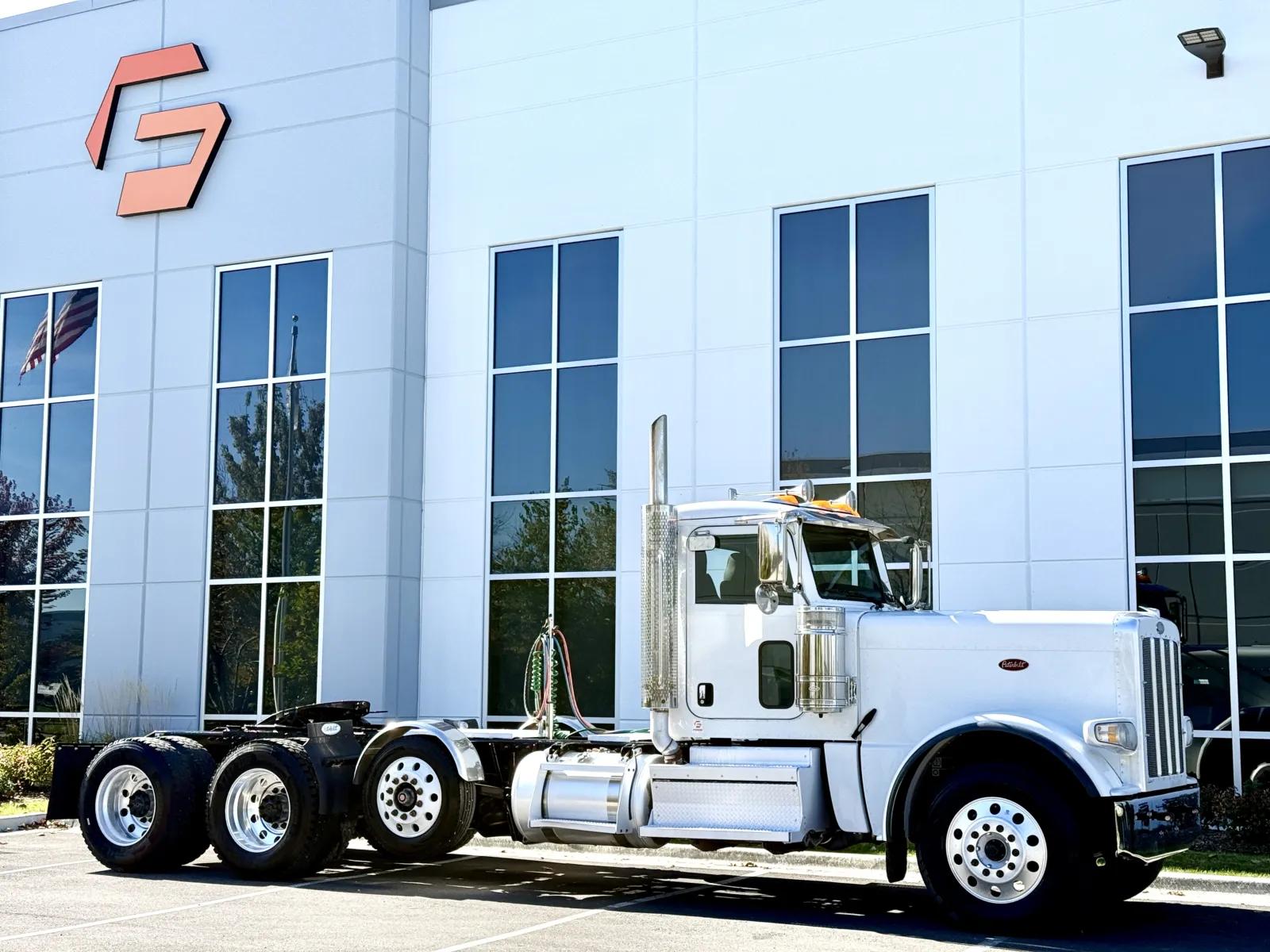 2020 Peterbilt 389 in New Lenox, IL — photo 2