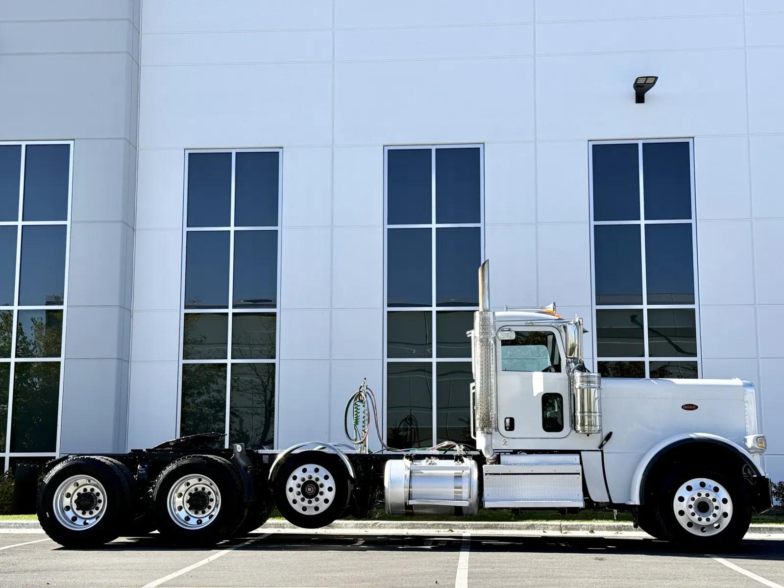 2020 Peterbilt 389 in New Lenox, IL — photo 3
