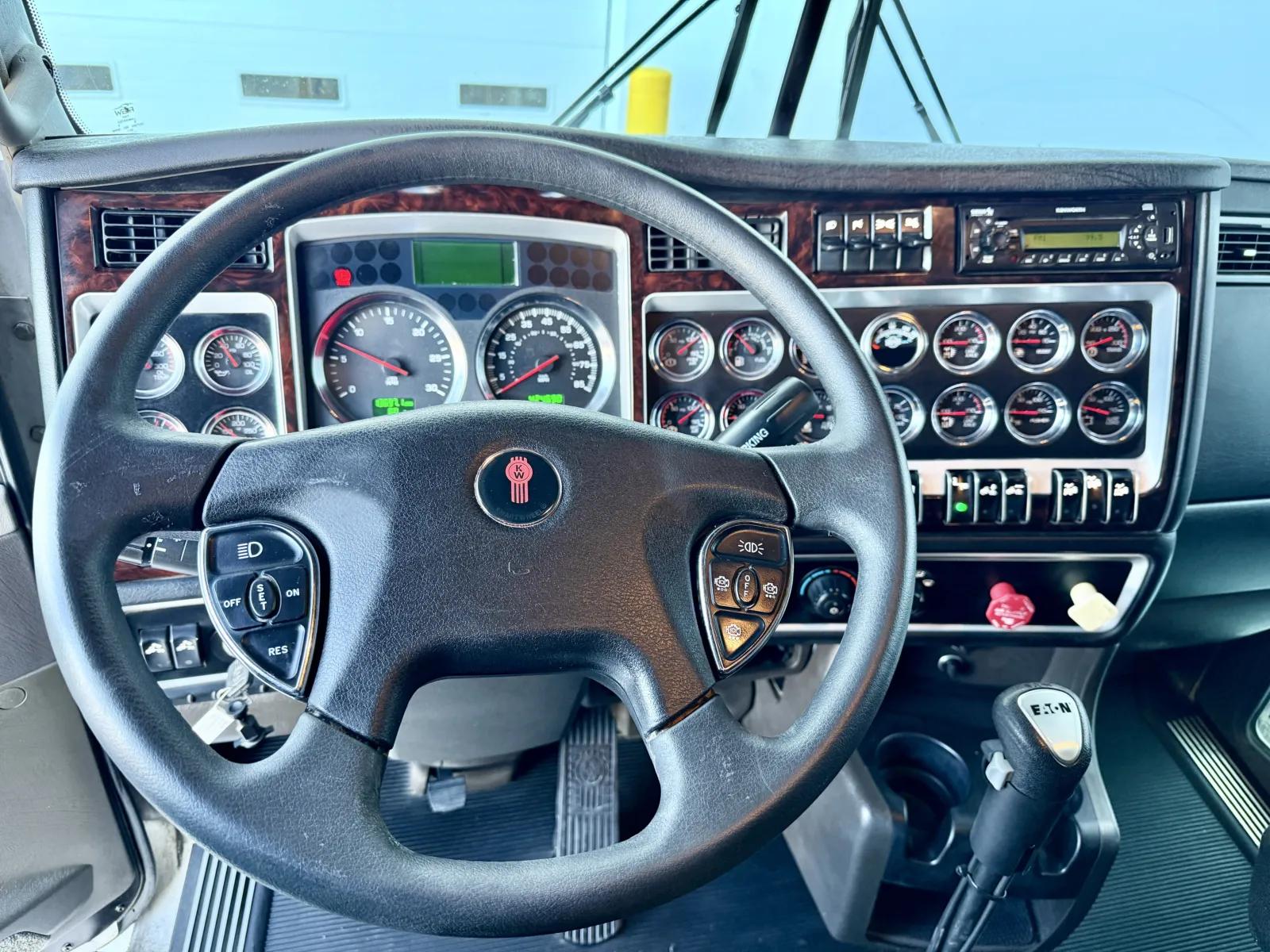 2012 Kenworth T800 in New Lenox, IL — photo 16