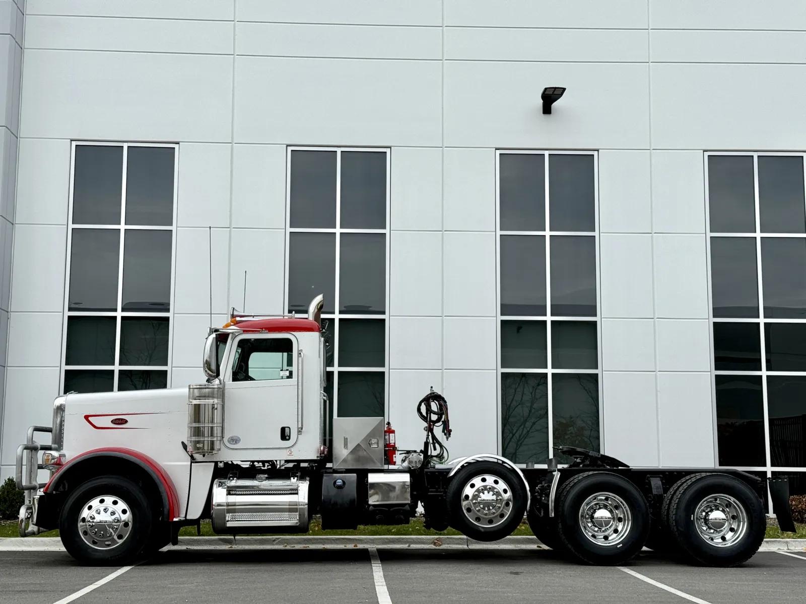 2023 Peterbilt 389 in New Lenox, IL — photo 4