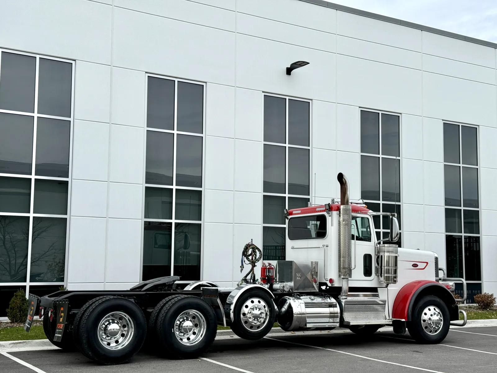 2023 Peterbilt 389 in New Lenox, IL — photo 5