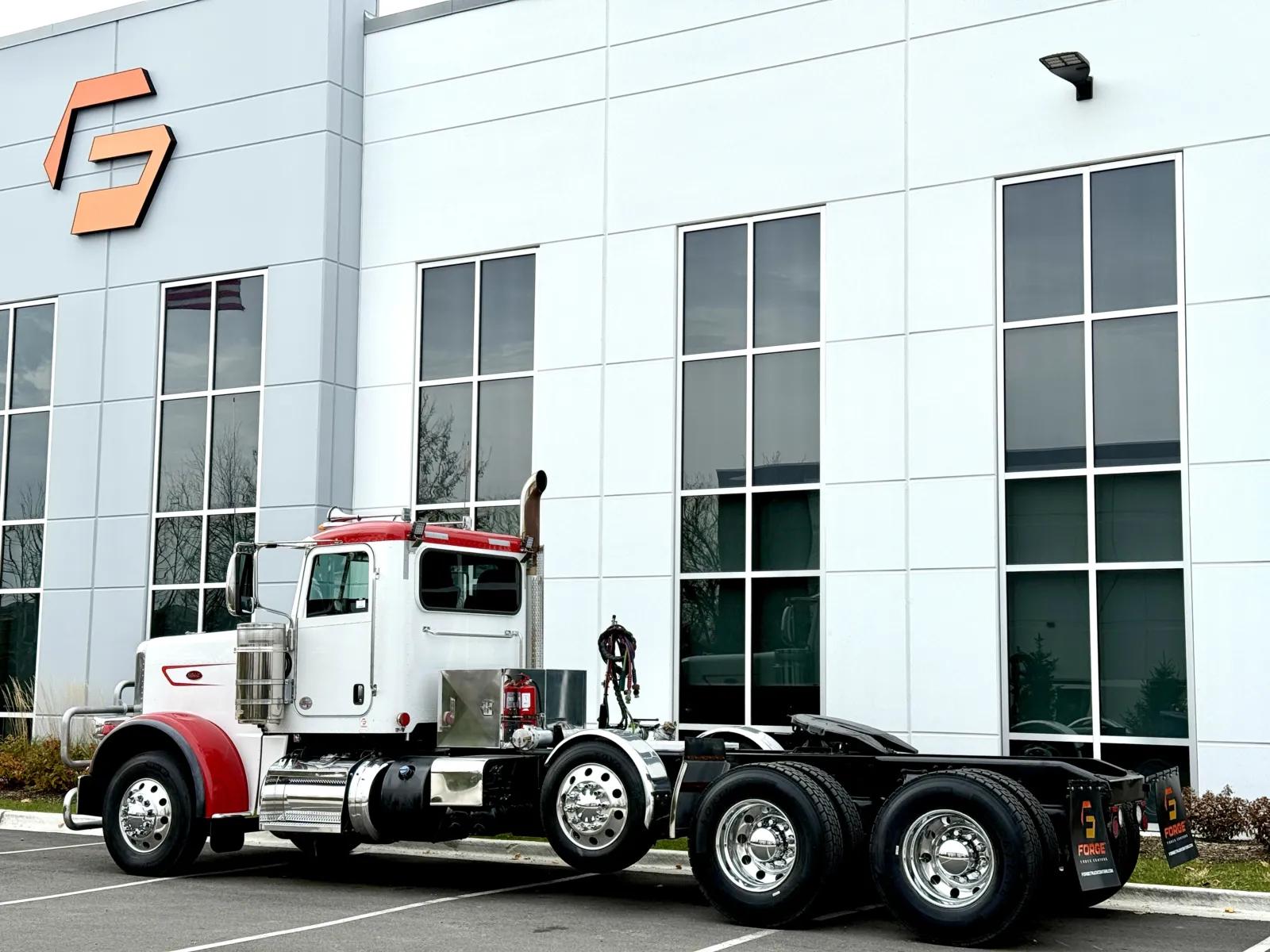 2023 Peterbilt 389 in New Lenox, IL — photo 6