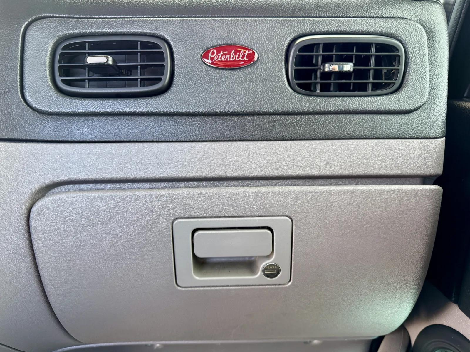 2023 Peterbilt 389 in New Lenox, IL — photo 19