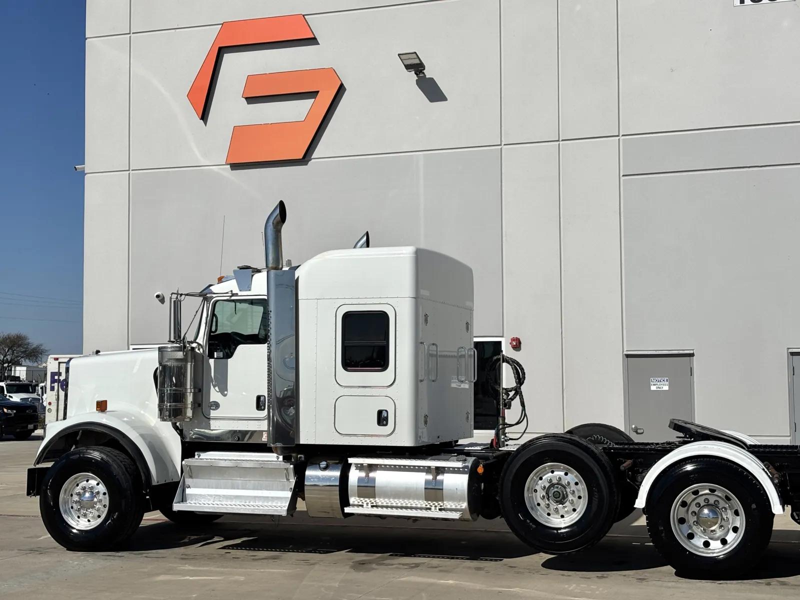2022 Kenworth W900 in Hutchins, TX — photo 8