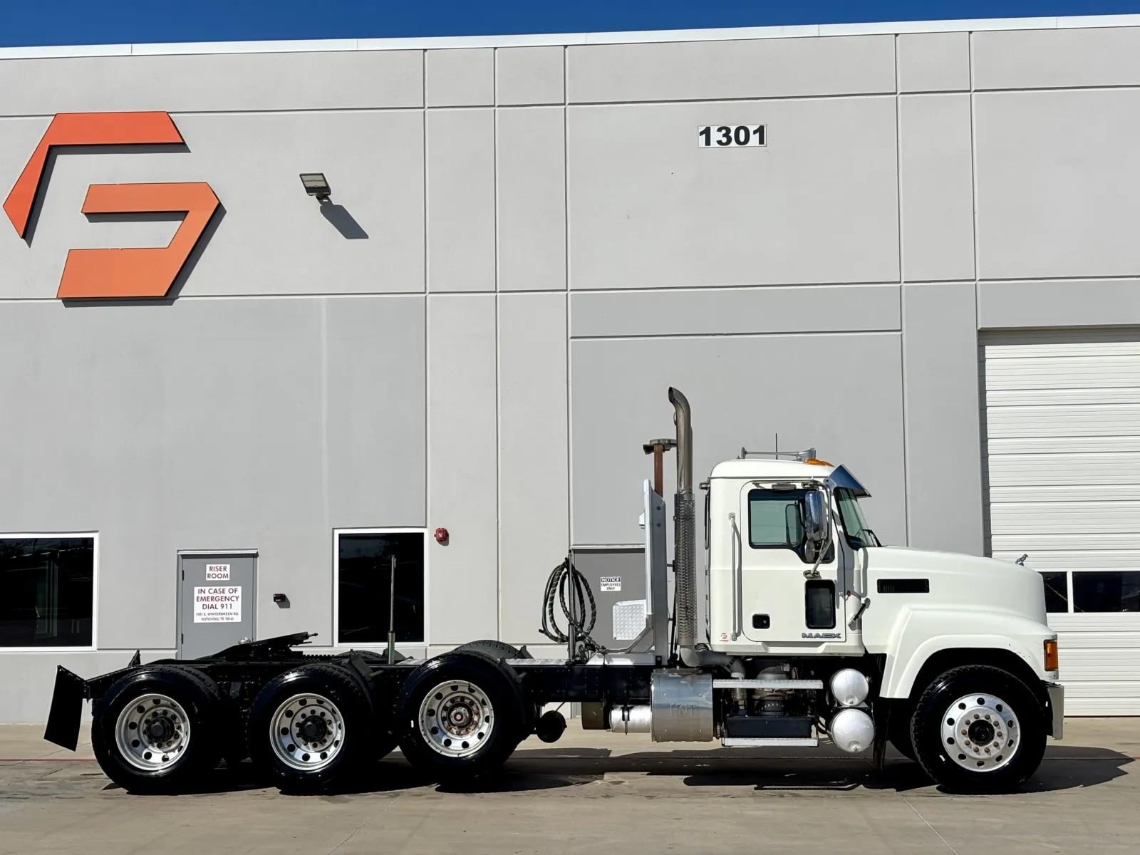 2013 Mack Pinnacle in Hutchins, TX — photo 3