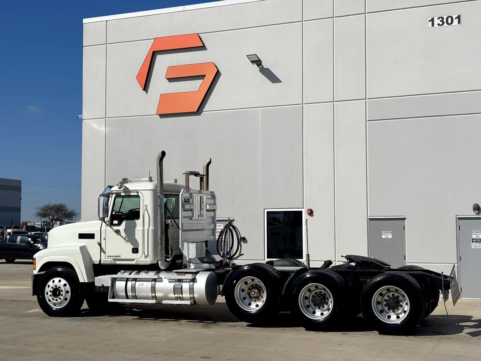 2013 Mack Pinnacle in Hutchins, TX — photo 6