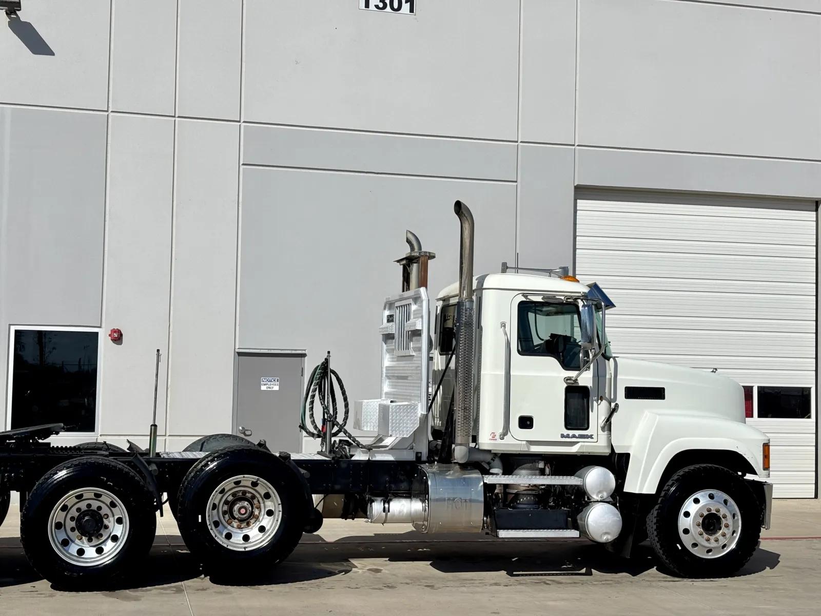 2013 Mack Pinnacle in Hutchins, TX — photo 7