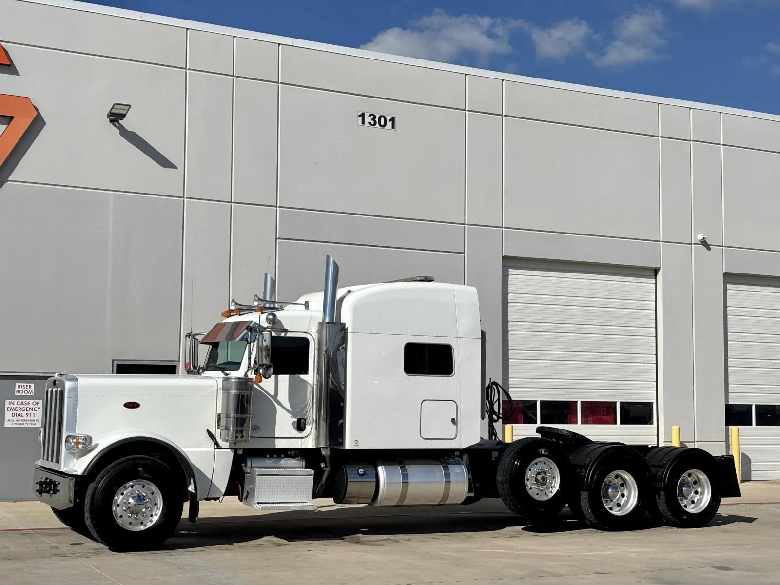 2021 Peterbilt 389 in Hutchins, TX — photo 2