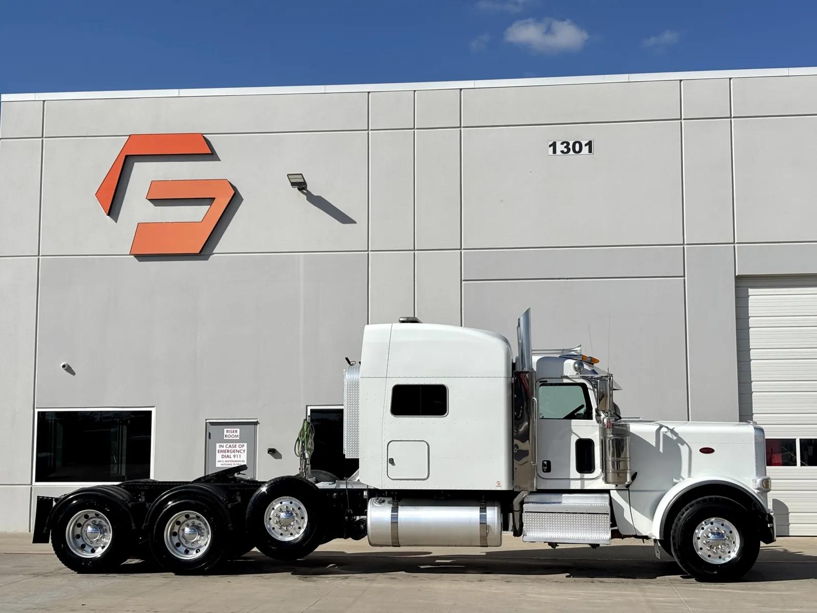 2021 Peterbilt 389 in Hutchins, TX — photo 3