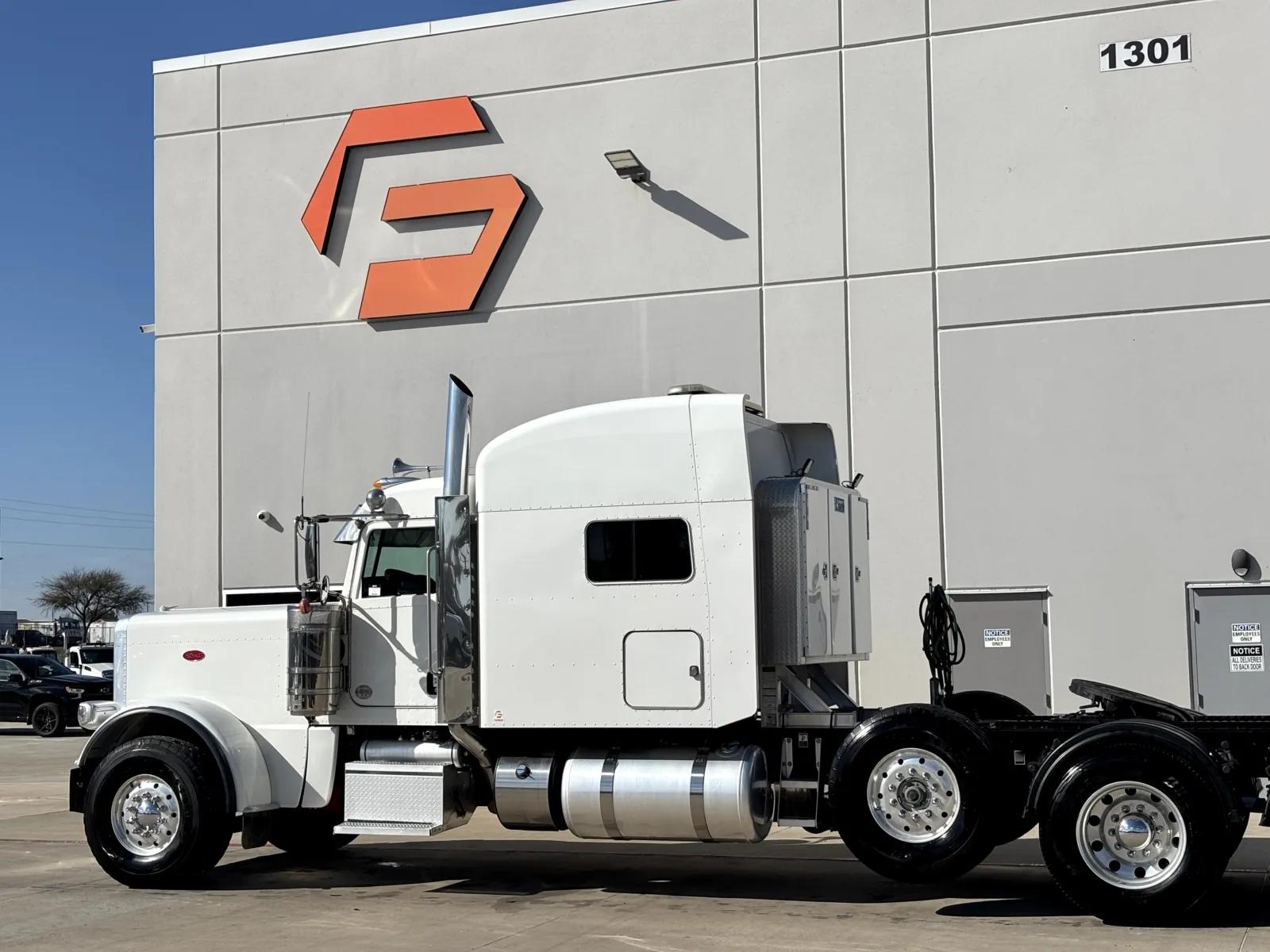 2021 Peterbilt 389 in Hutchins, TX — photo 8