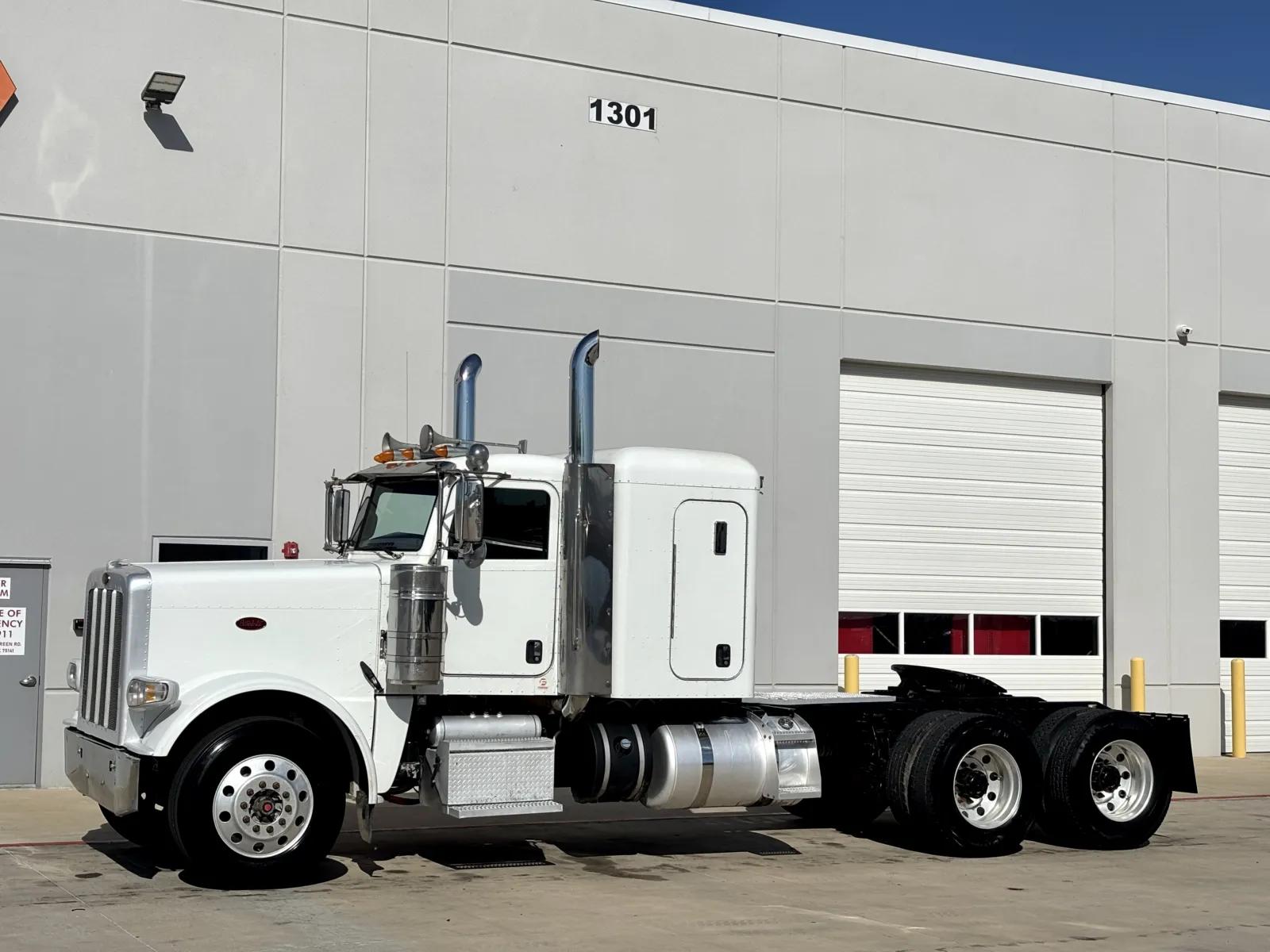 2015 Peterbilt 389 in Hutchins, TX — photo 2