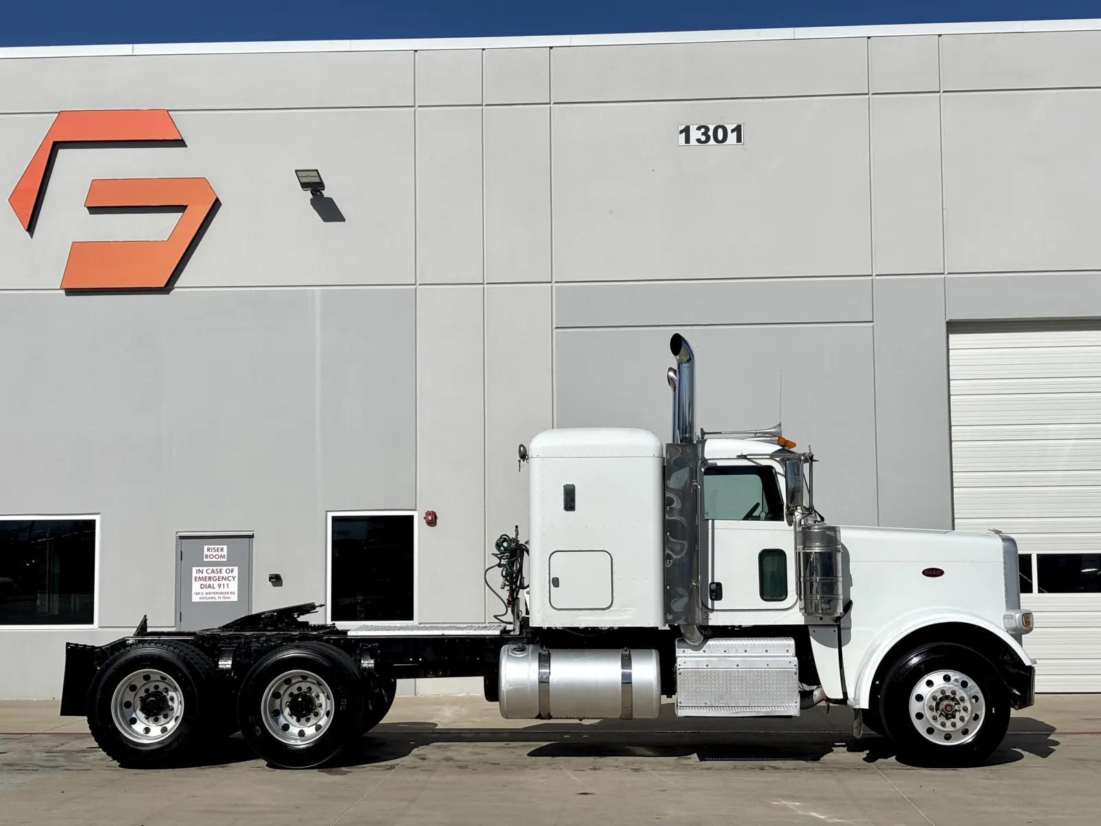 2015 Peterbilt 389 in Hutchins, TX — photo 3