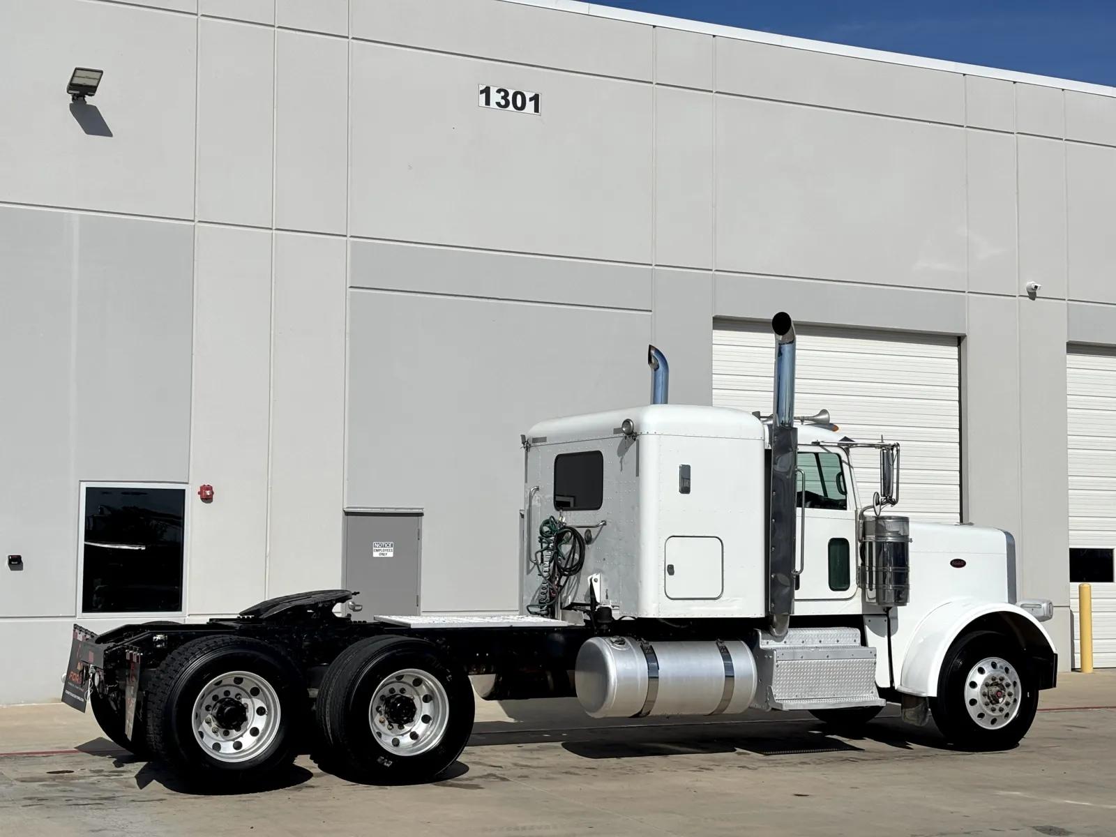 2015 Peterbilt 389 in Hutchins, TX — photo 5