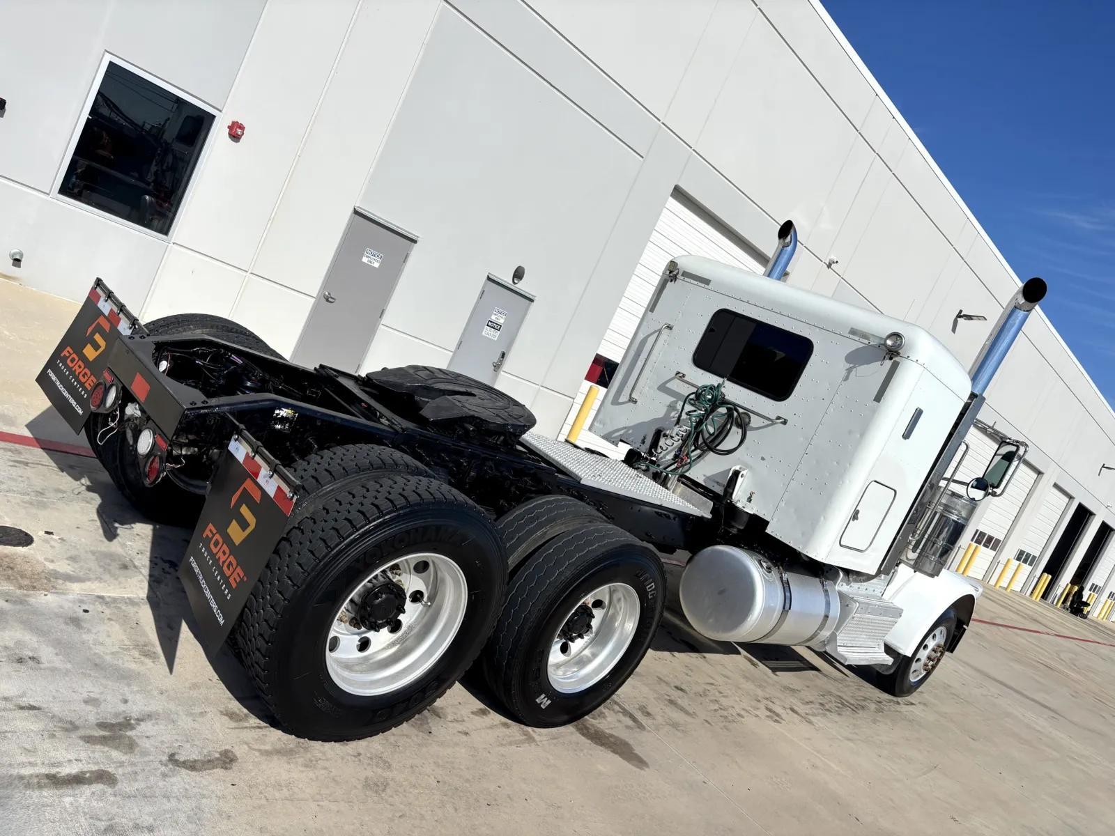 2015 Peterbilt 389 in Hutchins, TX — photo 11