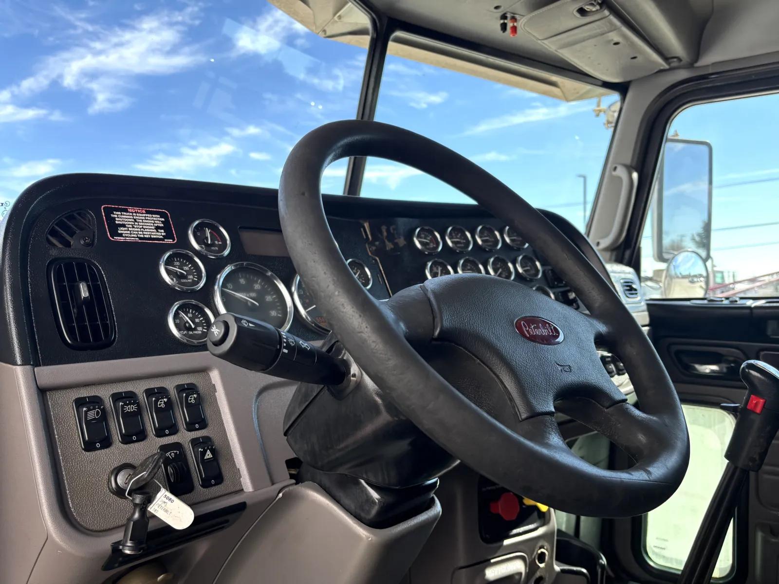 2015 Peterbilt 389 in Hutchins, TX — photo 15