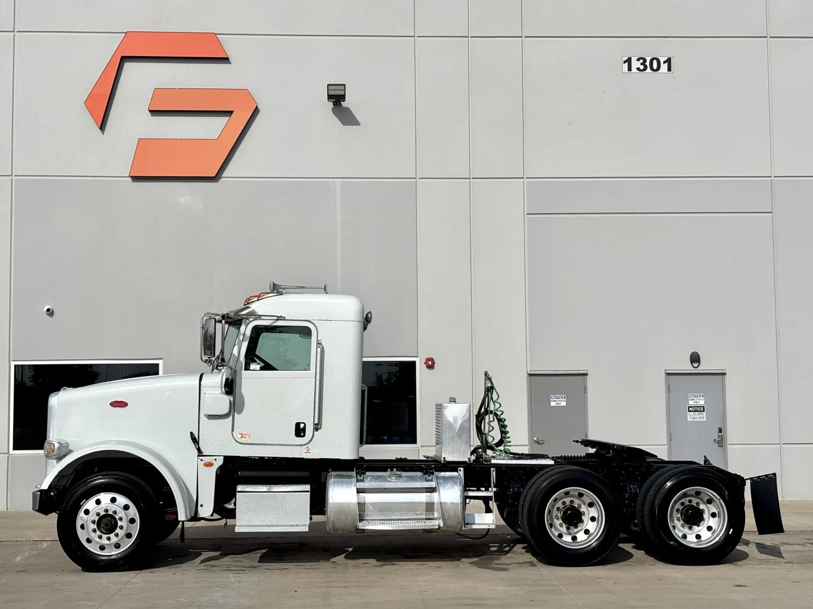 2015 Peterbilt 367 in Hutchins, TX — photo 4