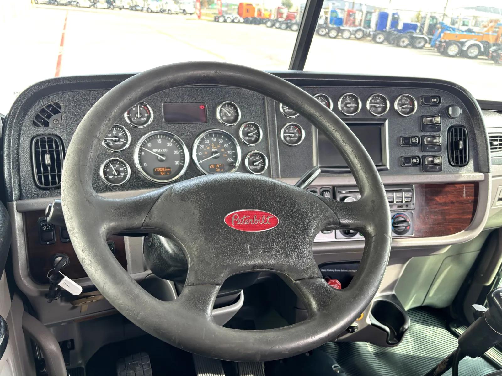 2015 Peterbilt 367 in Hutchins, TX — photo 16