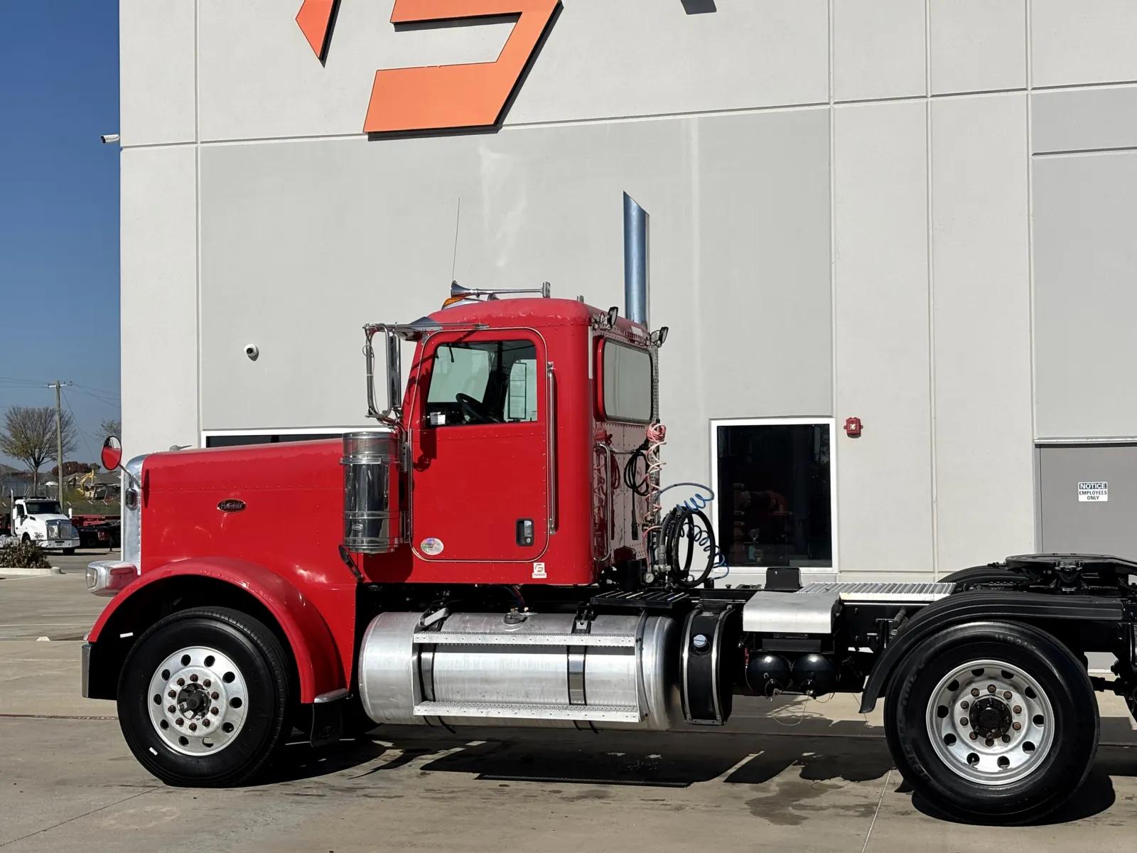 2012 Peterbilt 388 in Hutchins, TX — photo 8