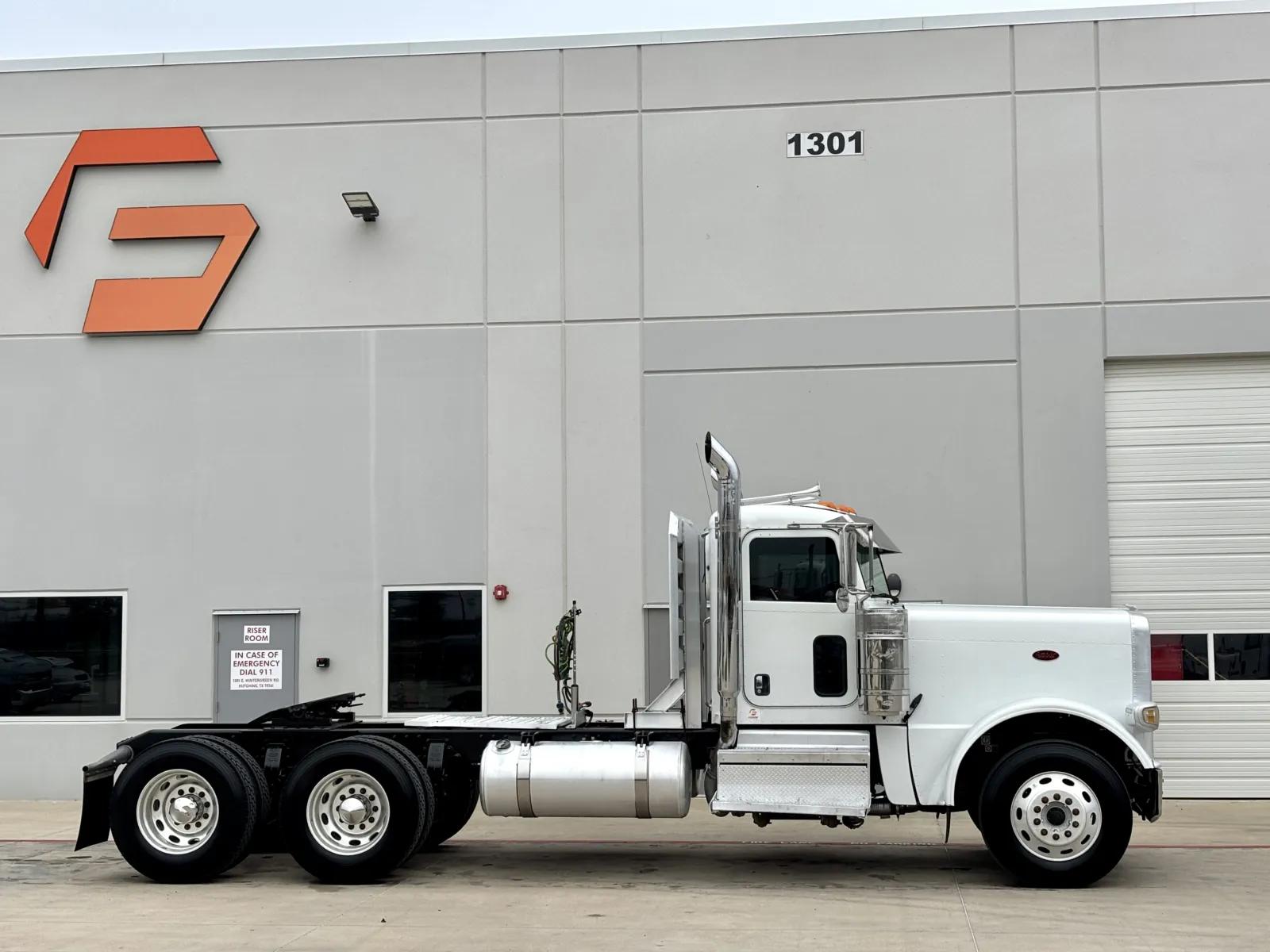 2021 Peterbilt 389 in Hutchins, TX — photo 3