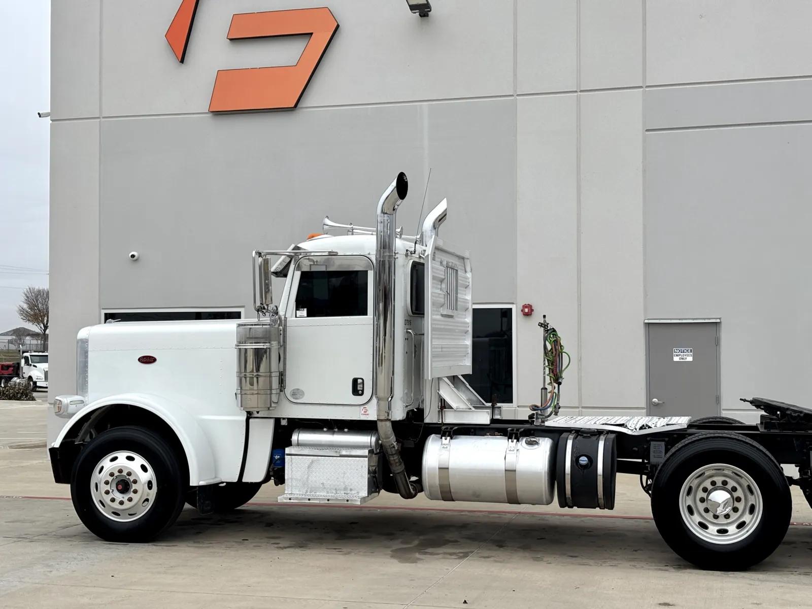 2021 Peterbilt 389 in Hutchins, TX — photo 8