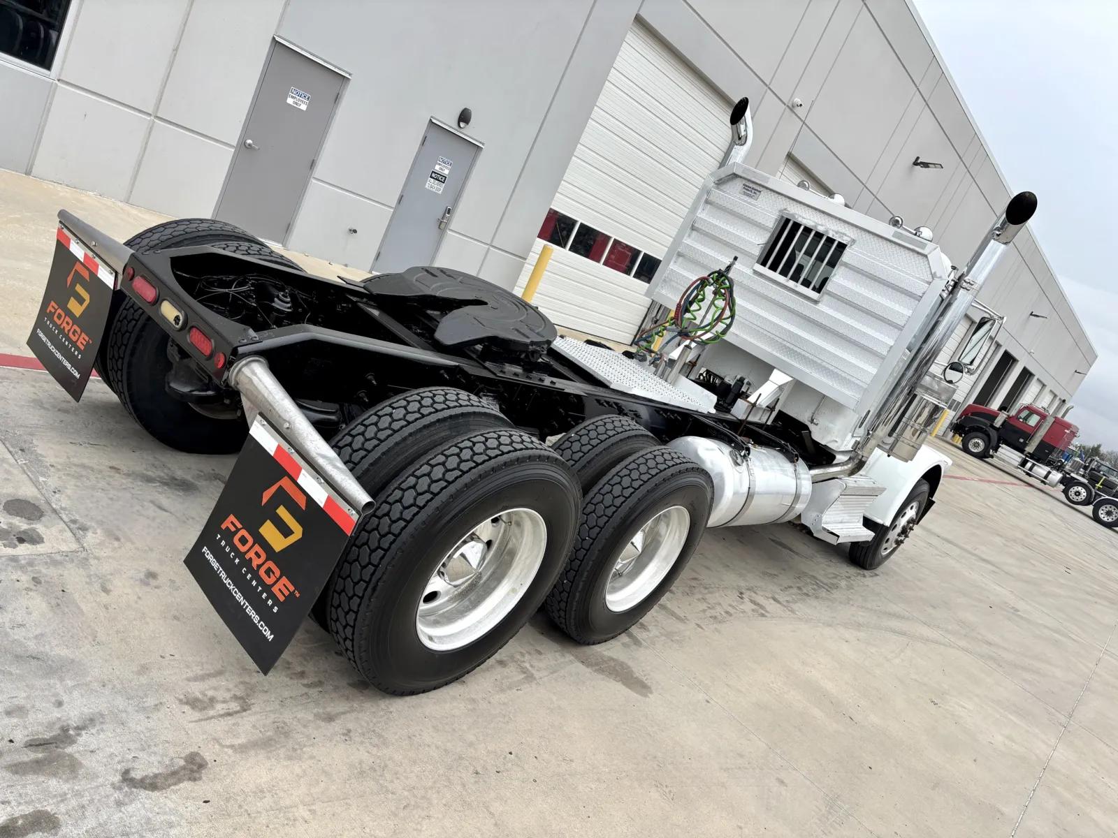 2021 Peterbilt 389 in Hutchins, TX — photo 11