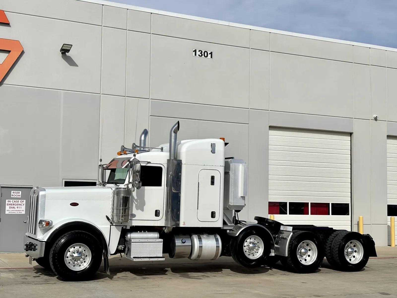 2017 Peterbilt 389 in Hutchins, TX — photo 2