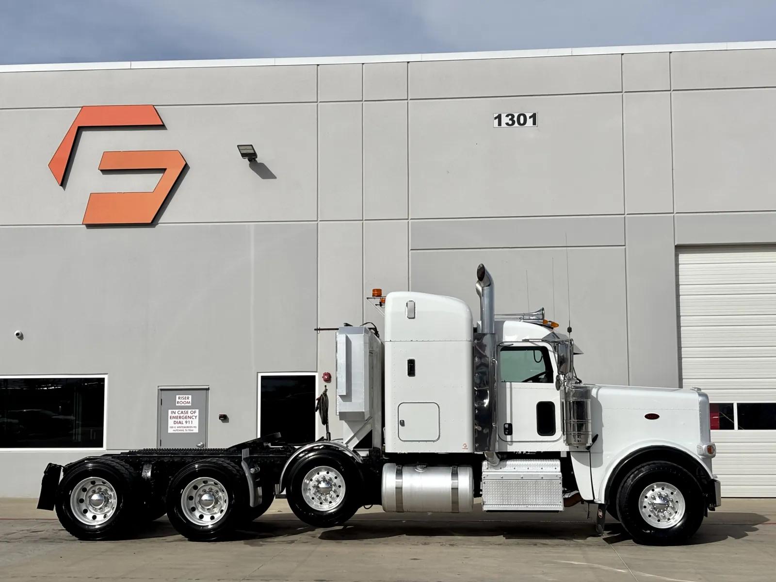 2017 Peterbilt 389 in Hutchins, TX — photo 3